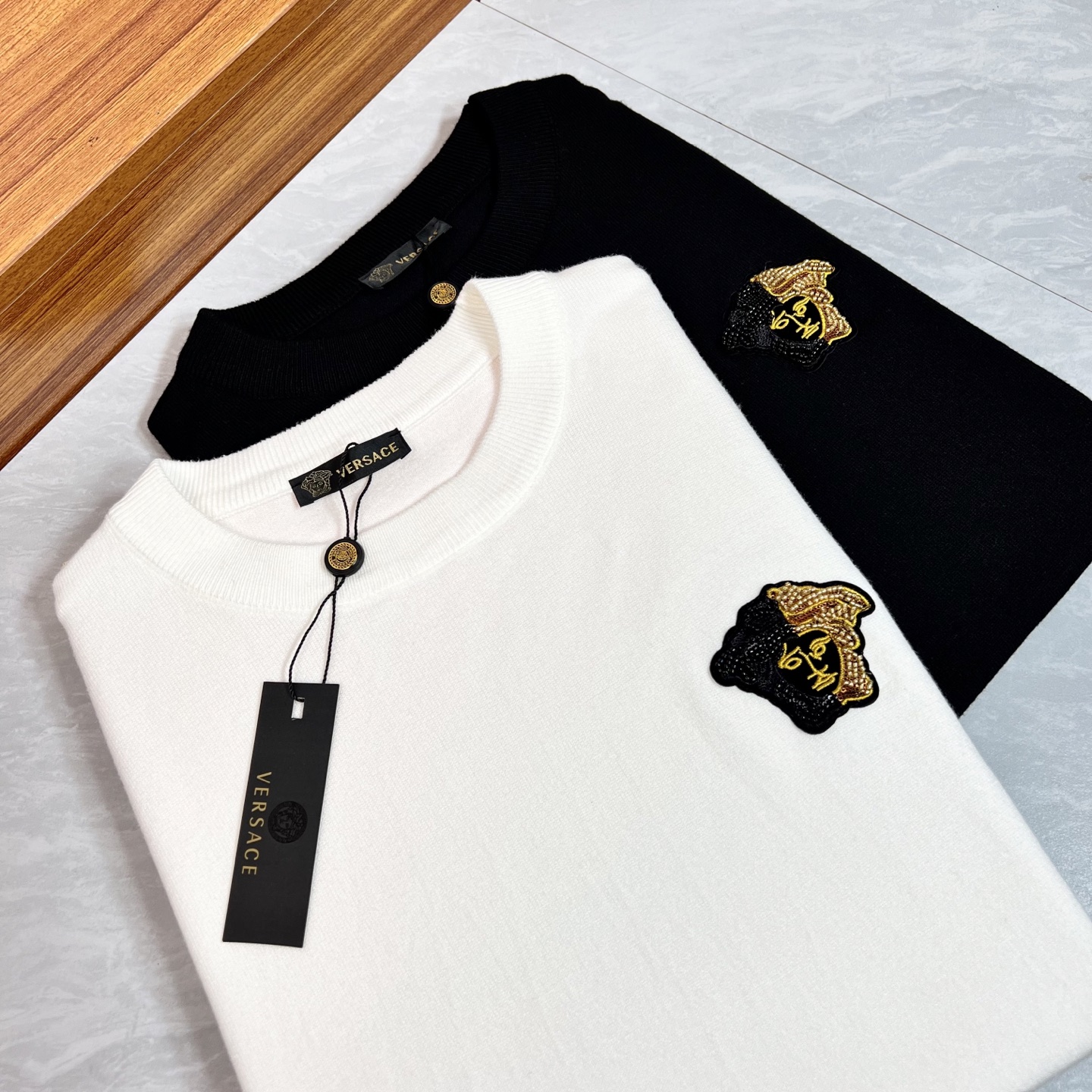 NO:515636,Versace/Versace 2025 new spring and summer products are available, complete three standards, round neck sweater, good products do not need to be introduced too much, look at the details, counter number M-XXXL 175/140 Suggestions L, versace, versace, sweaters, alexander wang19860909Versace/范思哲 2025年春夏新品上新 三标齐全 圆领毛衣 好货不用过多介绍 看细节 专柜码数M-XXXL 175/140建议L,,versace,versace,sweaters,alexander wang,Men's clothing