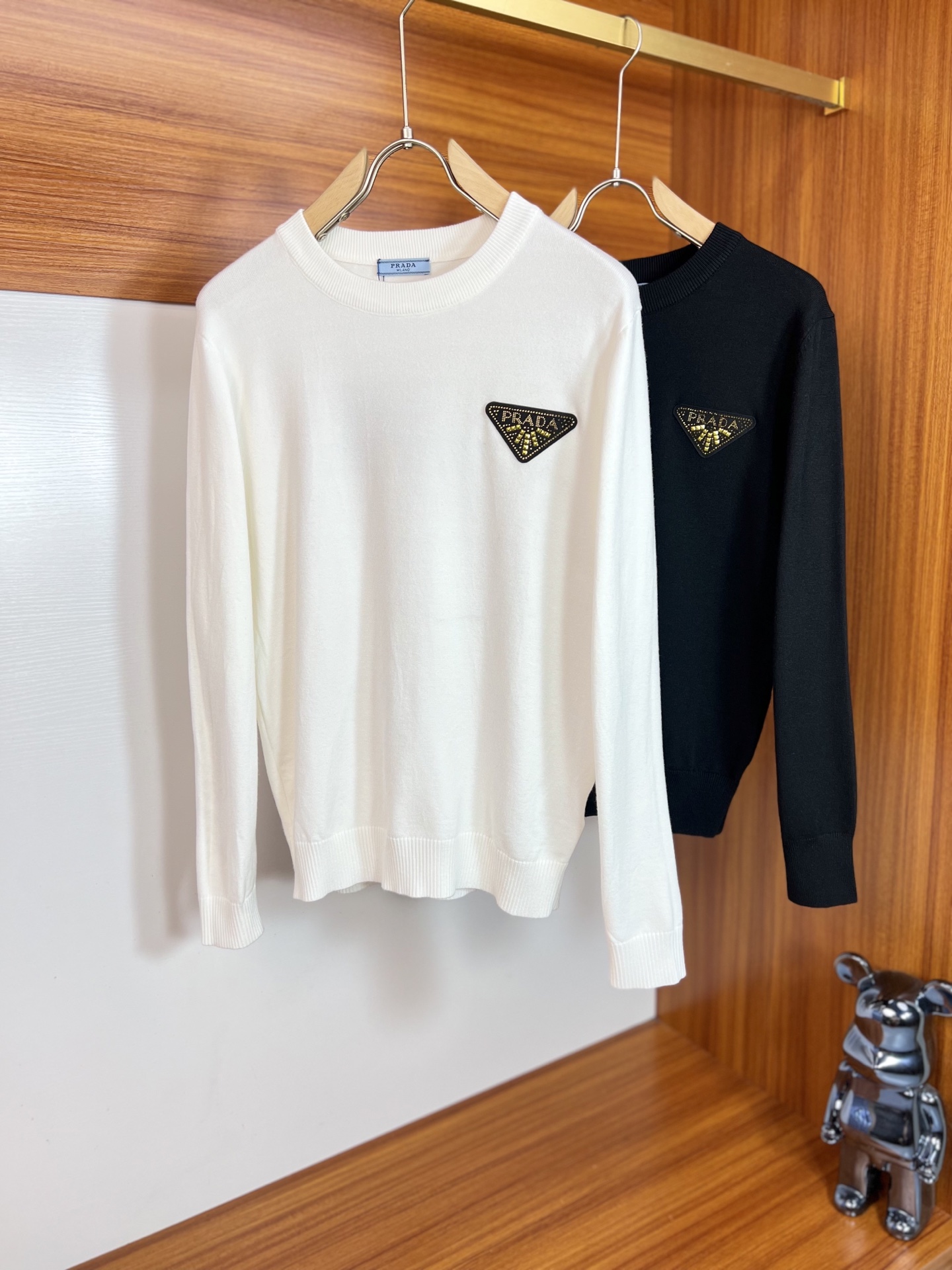 NO:515630,Prada/Prada 2025 Spring and Summer New Products are available, Three Standards Complete Round Neck Sweater, Don’t need to introduce too much good products, look at the details, Counter Code M-XXXL 175/140 Suggestions,,prada,prada,sweaters,alexander wang19860909Prada/普拉达 2025年春夏新品上新 三标齐全 圆领毛衣 好货不用过多介绍 看细节 专柜码数M-XXXL 175/140建议L,,prada,prada,sweaters,alexander wang,Men's clothing