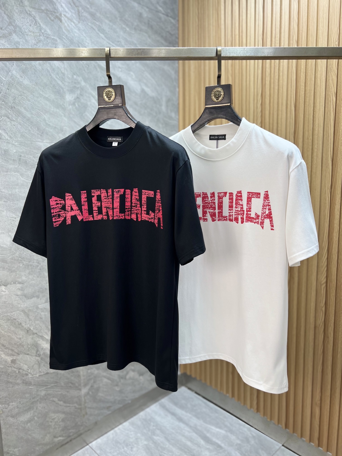 NO:513051,Balenciaga/Balenciaga Spring and Summer 2025 new products, complete three standards, round neck pure cotton short-sleeved T-shirt. Don’t need to introduce too much good products. Look at the details. Counter code M-XXXXL/Suggestions L,,balenciaga,balenciaga,T-shirt,tees,t-shirt,alexander wang19860909Balenciaga/巴黎世家 2025春夏新品 三标齐全 圆领纯棉短袖T恤 好货不用过多介绍 看细节 专柜码数M-XXXXL /建议L,,balenciaga,balenciaga,T-shirt,tees，t-shirt,alexander wang,Men's clothing