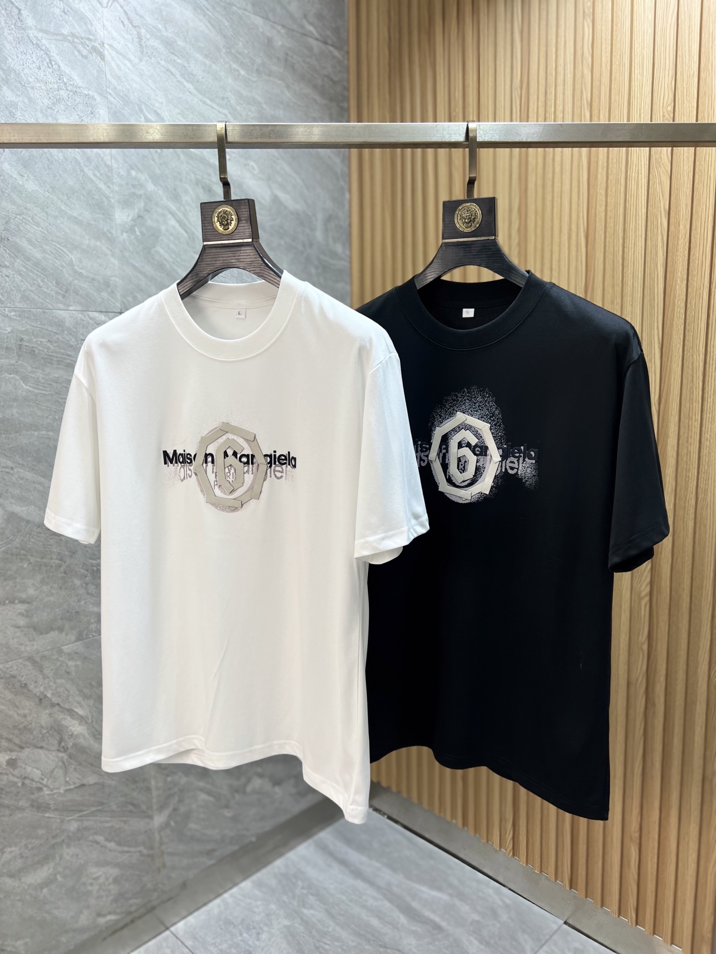 NO:513035,Magila 2025 spring and summer new product, complete three standards, round neck pure cotton short-sleeved T-shirt, no need to introduce too much good products, look at the details, counter code M-XXXXL / Suggestions,,masion margiela,T-shirt,tees,t-shirt,alexander wang19860909马吉拉 2025春夏新品 三标齐全 圆领纯棉短袖T恤 好货不用过多介绍 看细节 专柜码数M-XXXXL /建议L,,masion margiela,T-shirt,tees，t-shirt,alexander wang,Men's clothing