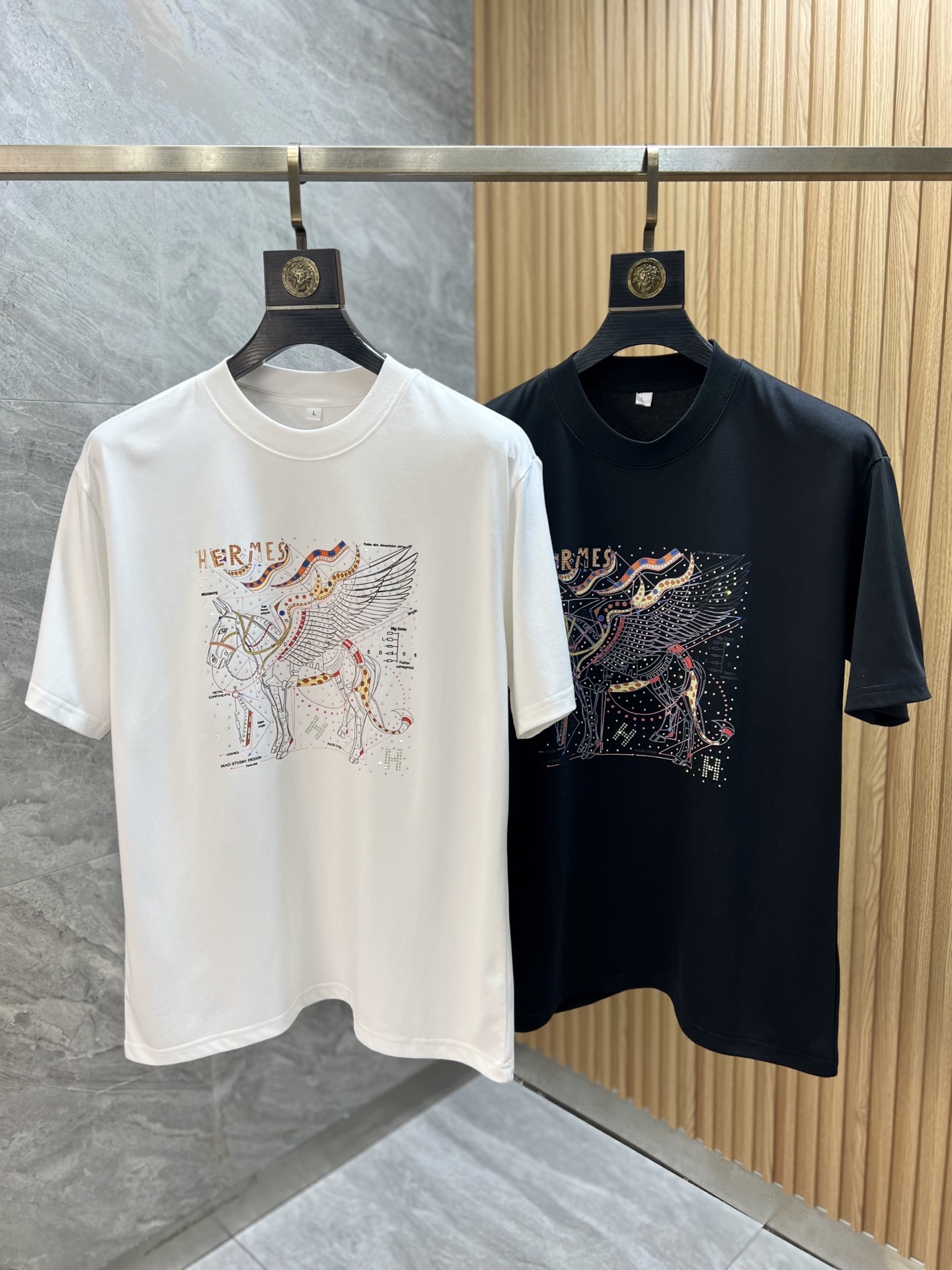 NO:513039,Hermes/Hermes 2025 spring and summer new product, complete three standards, round neck pure cotton short-sleeved T-shirt, no need to introduce too much good products, look at the details, counter code M-XXXXL / Suggestions,,hermes,hermes,T-shirt,tees,t-shirt,alexander wang19860909Hermes/爱马仕 2025春夏新品 三标齐全 圆领纯棉短袖T恤 好货不用过多介绍 看细节 专柜码数M-XXXXL /建议L,,hermes,hermes,T-shirt,tees，t-shirt,alexander wang,Men's clothing