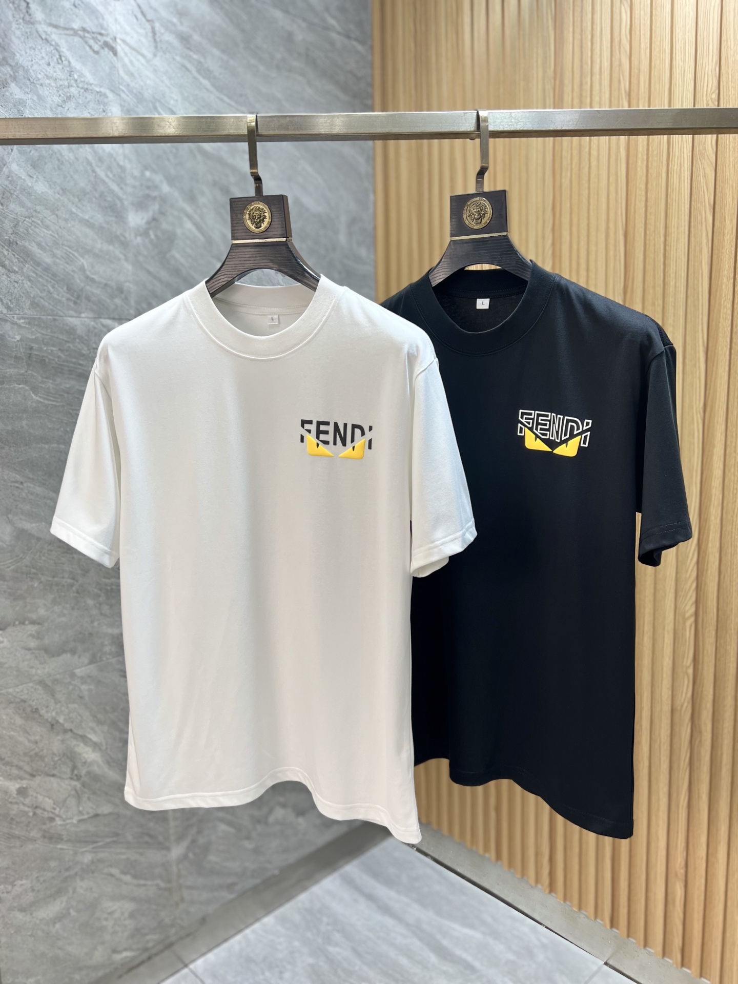 NO:513043,Fendi/Fendi 2025 spring and summer new product, complete three standards, round neck pure cotton short-sleeved T-shirt, don’t need to introduce too much good products, look at the details, counter code M-XXXXL / Suggestions, fendi, fendi, T-shirt, tees, t-shirt, alexander wang19860909Fendi/芬迪 2025春夏新品 三标齐全 圆领纯棉短袖T恤 好货不用过多介绍 看细节 专柜码数M-XXXXL /建议L,,fendi,fendi,T-shirt,tees，t-shirt,alexander wang,Men's clothing