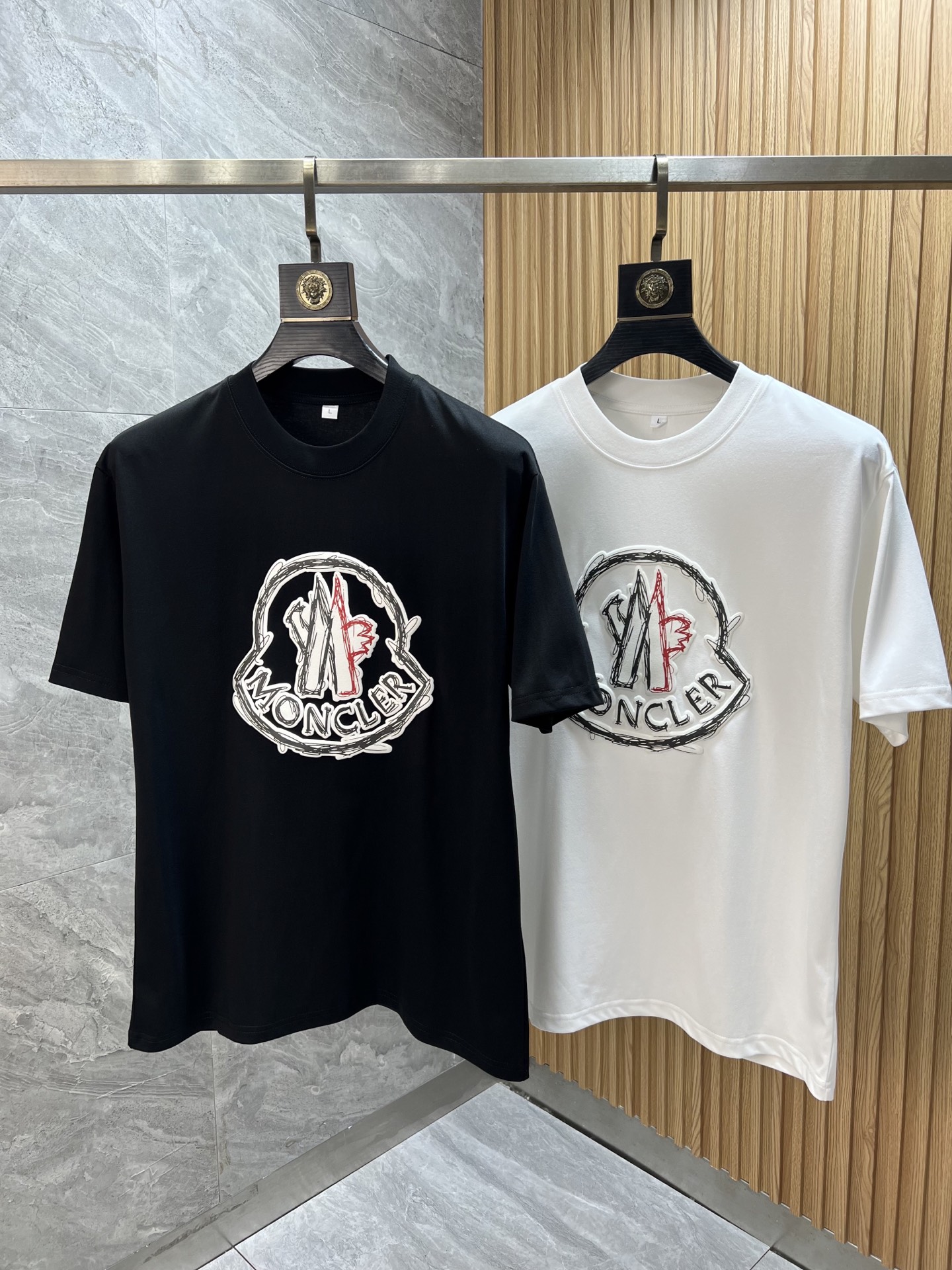 NO:513045,Moncler/Shirt 2025 Spring and Summer New Products, Complete Three Standards, Round Neck Pure Cotton Short-Sleeved T-shirts, Don’t need to introduce too much good products, look at the details, Counter code M-XXXXL/Suggestions L,, Moncler, T-shirt,tees, t-shirt,alexander wang19860909Moncler/蒙口 2025春夏新品 三标齐全 圆领纯棉短袖T恤 好货不用过多介绍 看细节 专柜码数M-XXXXL /建议L,,Moncler,T-shirt,tees，t-shirt,alexander wang,Men's clothing