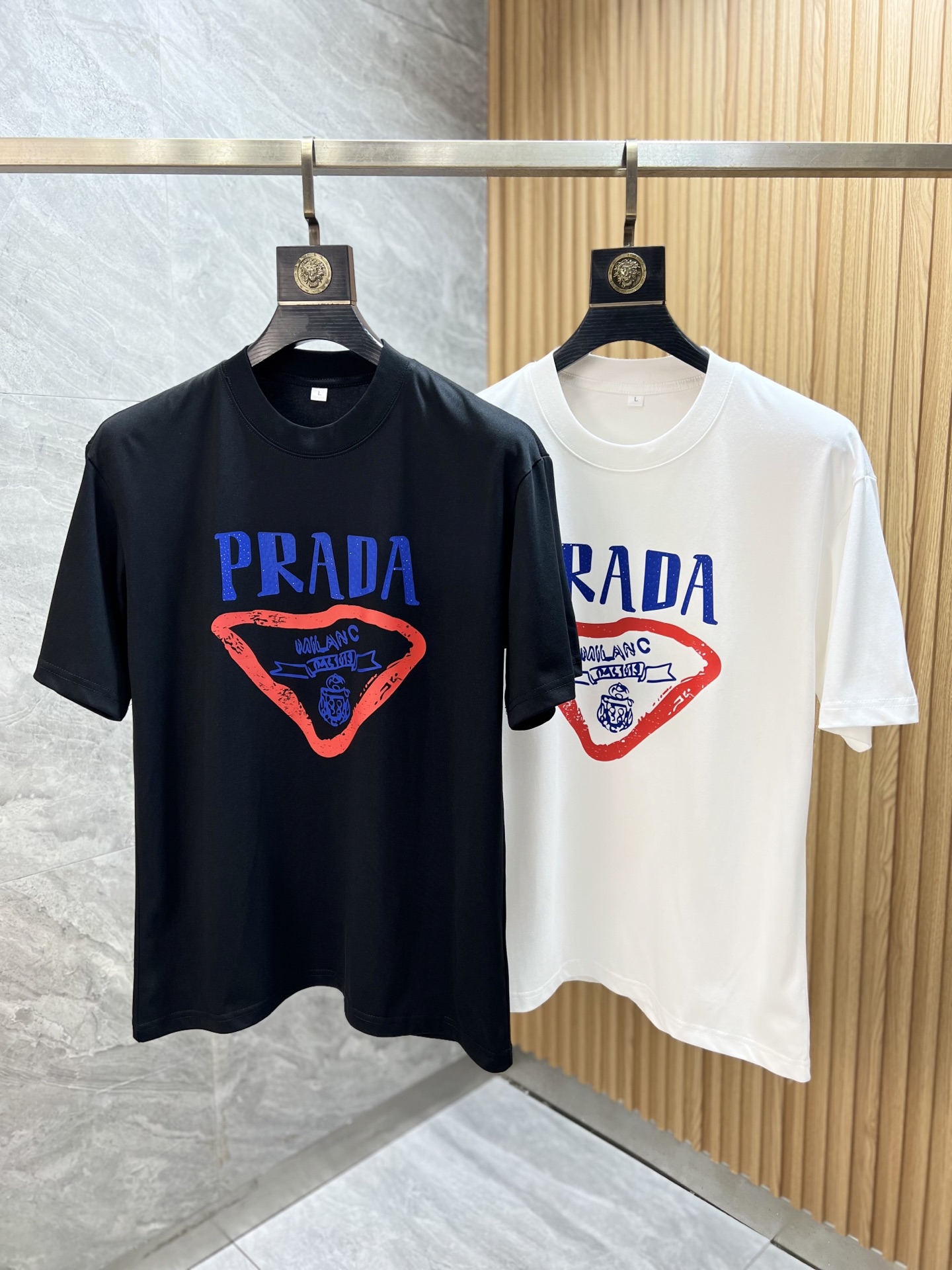 NO:513049,Prada/Prada 2025 spring and summer new product, complete three standards, round neck pure cotton short-sleeved T-shirt. Don’t need to introduce too much good products. Look at the details. Counter code M-XXXXL/Suggestions L,,prada,prada,T-shirt,tees,t-shirt,alexander wang19860909Prada/普拉达 2025春夏新品 三标齐全 圆领纯棉短袖T恤 好货不用过多介绍 看细节 专柜码数M-XXXXL /建议L,,prada,prada,T-shirt,tees，t-shirt,alexander wang,Men's clothing