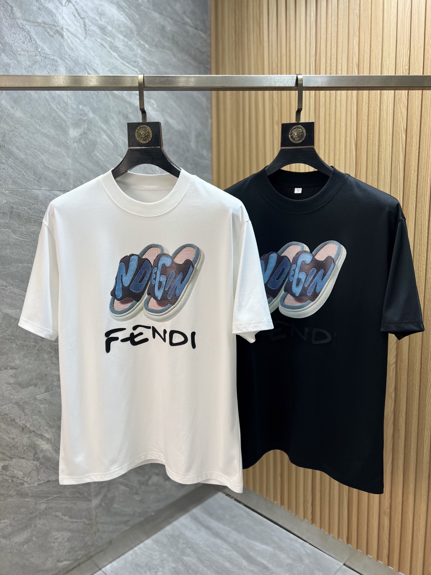 NO:513052,Fendi/Fendi 2025 spring and summer new product, complete three standards, round neck pure cotton short-sleeved T-shirt, don’t need to introduce too much good products, look at the details, counter code M-XXXXL / Suggestions, fendi, fendi, T-shirt, tees, t-shirt, alexander wang19860909Fendi/芬迪 2025春夏新品 三标齐全 圆领纯棉短袖T恤 好货不用过多介绍 看细节 专柜码数M-XXXXL /建议L,,fendi,fendi,T-shirt,tees，t-shirt,alexander wang,Men's clothing