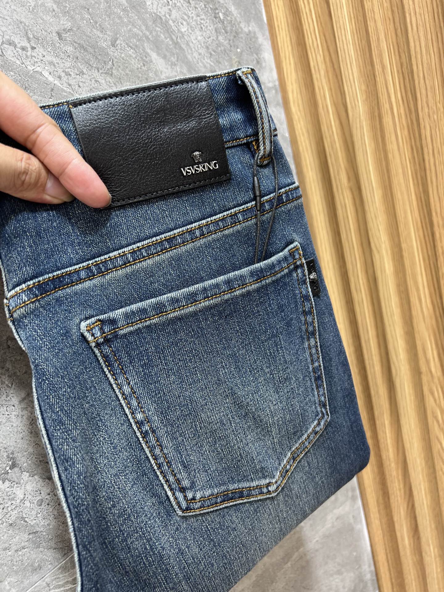 NO:513067,Versace/Versace 2025 autumn and winter new products, complete three standards, jeans, good products, don't need to be introduced too much, look at the details, counter code number 29-38 / 140 upper body 32,,versace,versace,jeans,alexander wang19860909Versace/范思哲 2025秋冬新品 三标齐全 牛仔裤 好货不用过多介绍 看细节 专柜码数29-38 /140上身32码,,versace,versace,jeans,alexander wang,Men's clothing