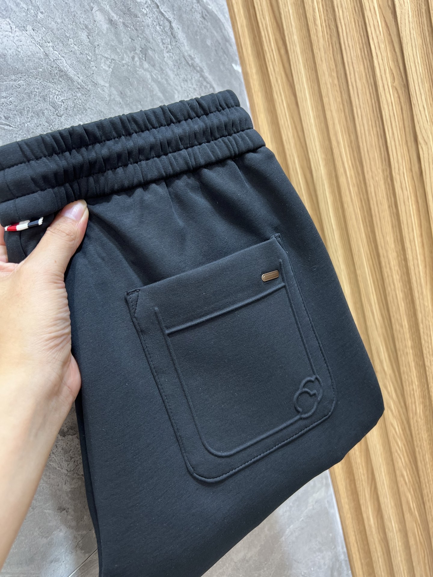 NO:513071,Moncler/家口 2025 autumn and winter new product, complete three standards, casual pants, no need to introduce too much good products, look at the details, counter number 29-40 / 140 upper body 32 sizes,,Moncler,alexander wang19860909Moncler/蒙口 2025秋冬新品 三标齐全 休闲裤 好货不用过多介绍 看细节 专柜码数29-40 /140上身32码,,Moncler,alexander wang,Men's clothing