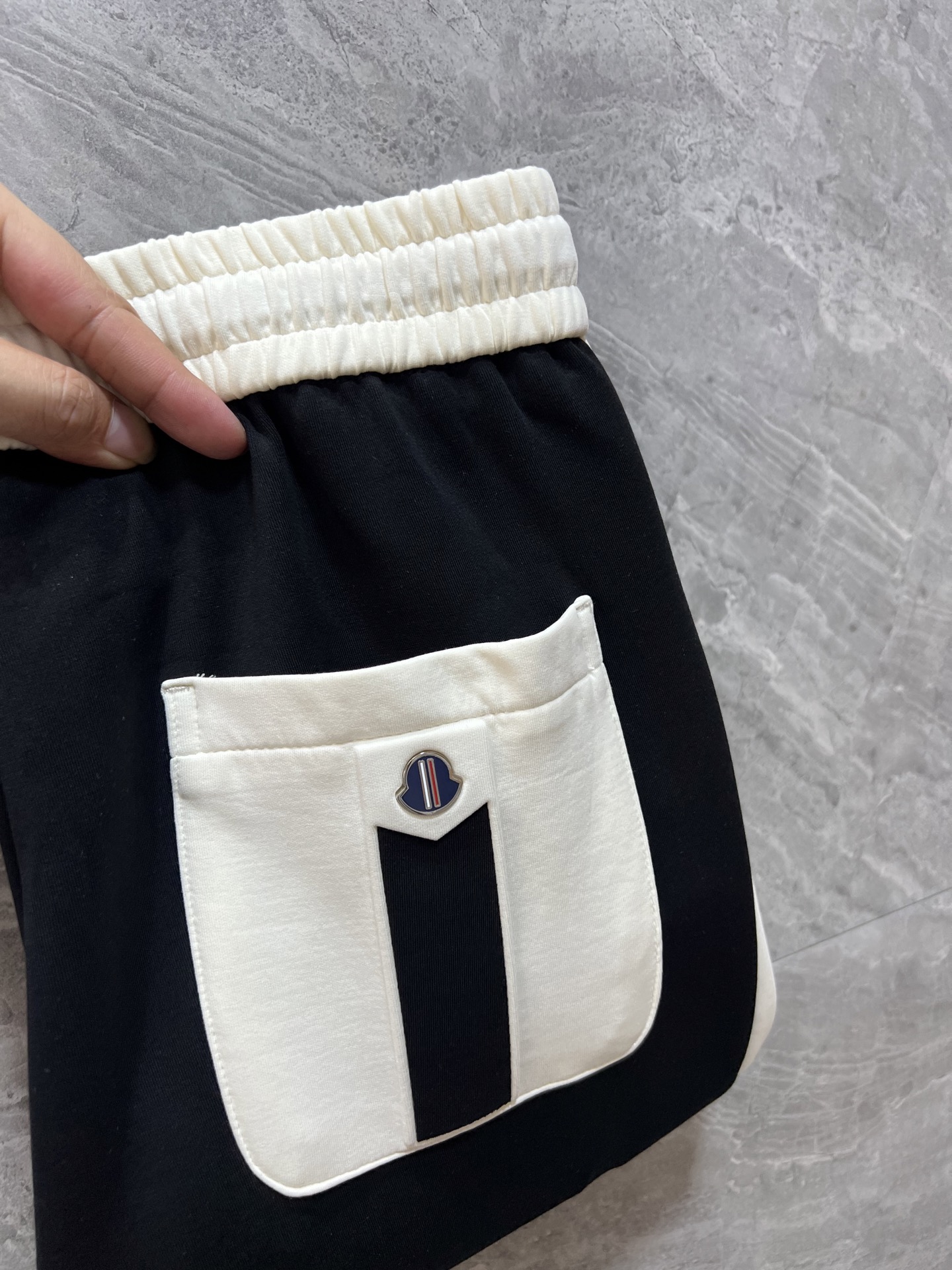 NO:513073,Moncler/家口 2025 autumn and winter new product, complete three standards, casual pants, no need to introduce too much good products, look at the details, counter number 29-40 / 140 upper body 32 sizes,,Moncler,alexander wang19860909Moncler/蒙口 2025秋冬新品 三标齐全 休闲裤 好货不用过多介绍 看细节 专柜码数29-40 /140上身32码,,Moncler,alexander wang,Men's clothing