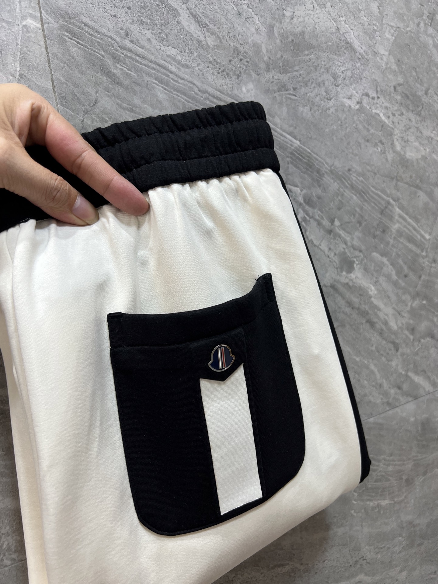 NO:513056,Moncler/家口 2025 autumn and winter new product, complete three standards, casual pants, no need to introduce too much good products, look at the details, counter number 29-40 / 140 upper body 32 sizes,,Moncler,alexander wang19860909Moncler/蒙口 2025秋冬新品 三标齐全 休闲裤 好货不用过多介绍 看细节 专柜码数29-40 /140上身32码,,Moncler,alexander wang,Men's clothing