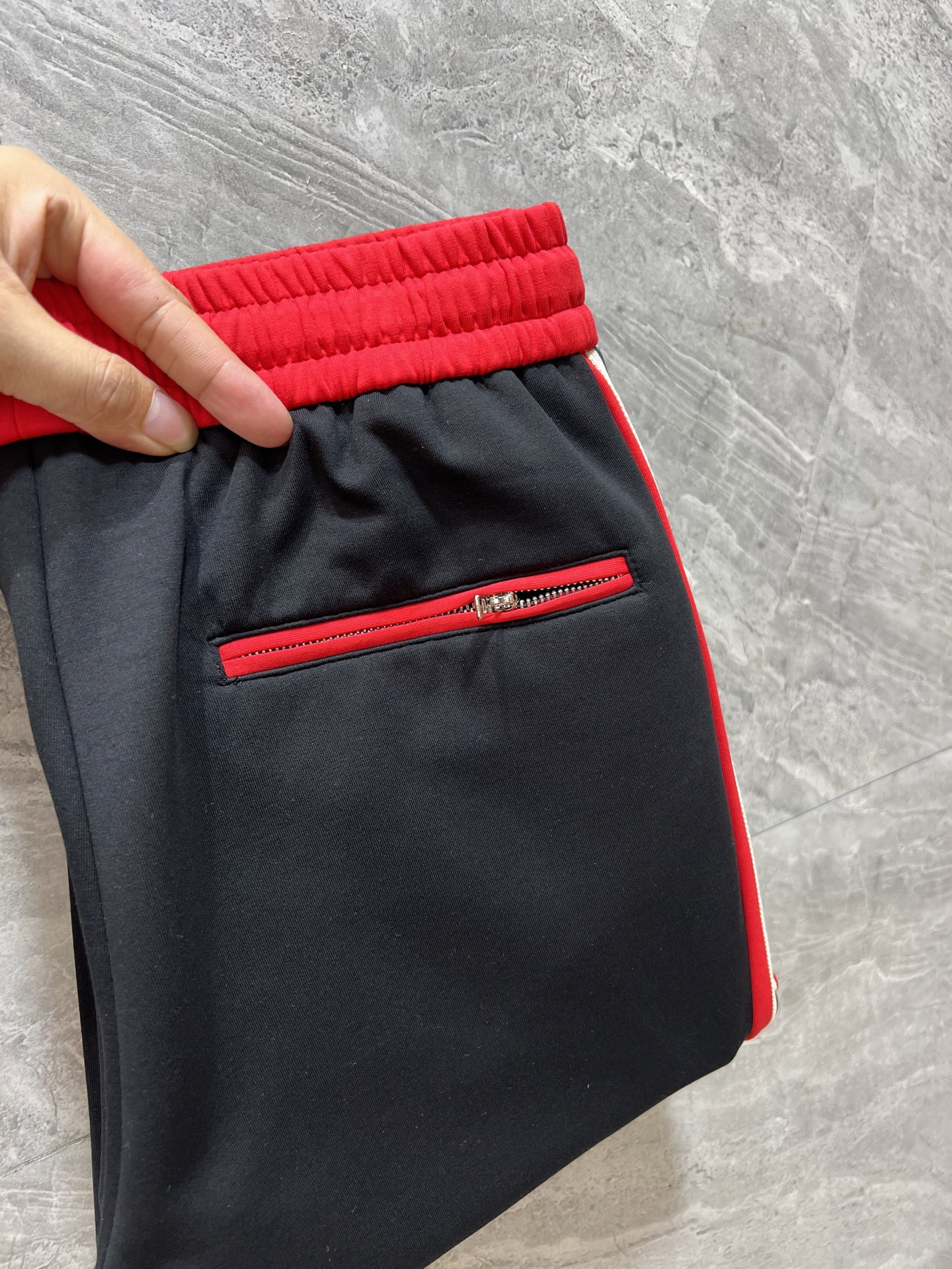 NO:513058,Gucci/Gucci 2025 autumn and winter new products, complete three standards, casual pants, no need to introduce too much good products, look at the details, counter number M-4XL /140 upper body L,,gucci,alexander wang19860909Gucci/古奇 2025秋冬新品 三标齐全 休闲裤 好货不用过多介绍 看细节 专柜码数M-4XL /140上身L,,gucci,alexander wang,Men's clothing