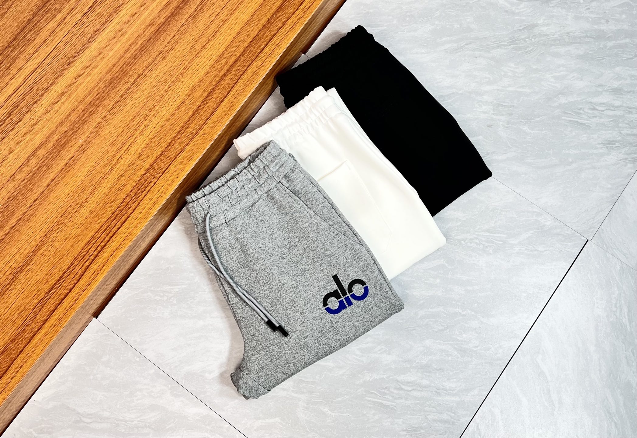 NO:520581,alo 2025 autumn and winter new product, complete three standards, elastic pants, casual pants, good products, don't need to introduce too much, look at the details, counter number M-XXXL 175/140 upper body L,,alexander wang19860909alo 2025秋冬新品 三标齐全 松紧裤 休闲裤 好货不用过多介绍 看细节 专柜码数M-XXXL 175/140上身L,,alexander wang,Men's clothing