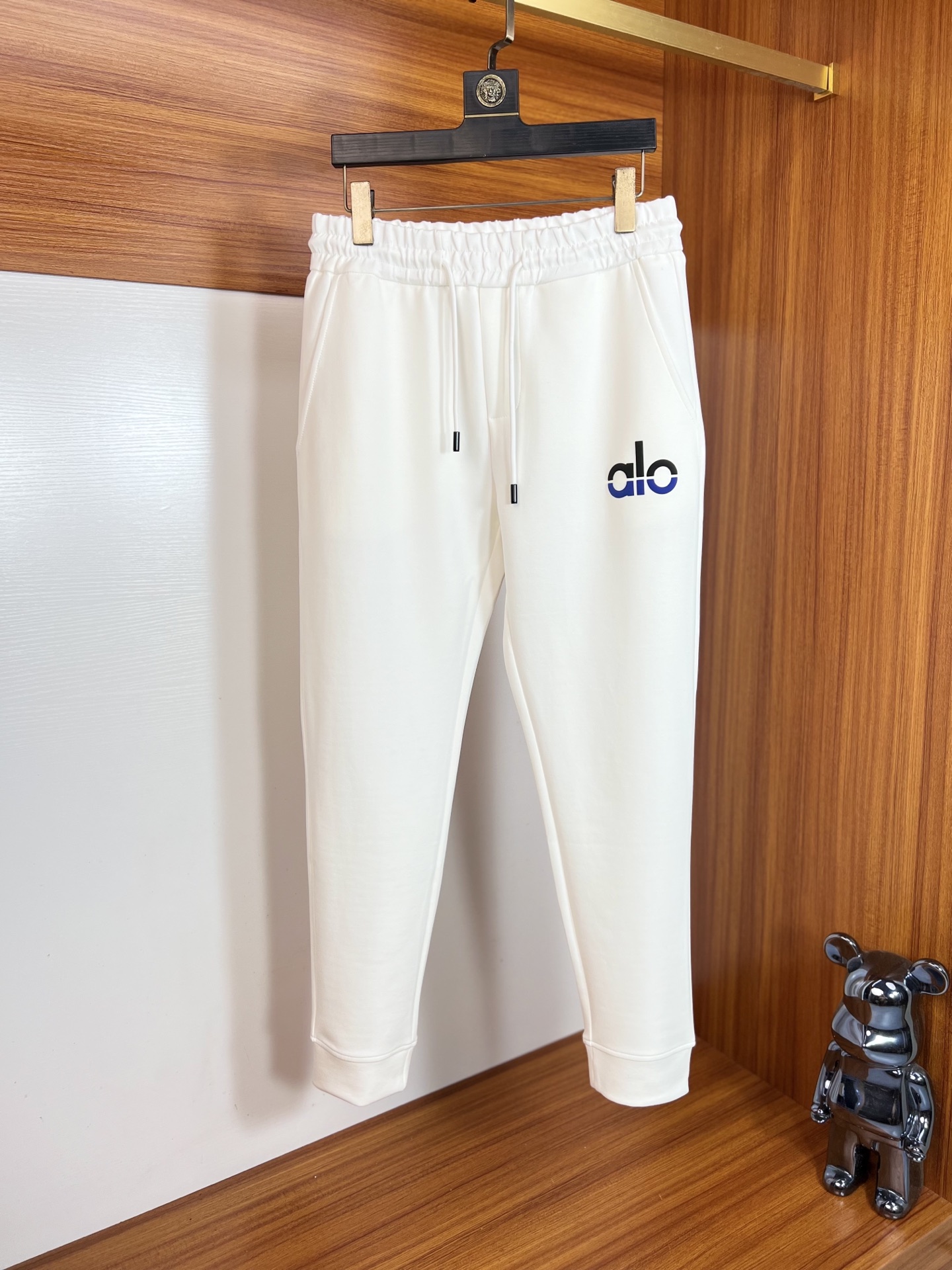 NO:521694,alo 2025 autumn and winter new product, complete three standards, elastic pants, casual pants, no need to introduce too much good products, look at the details, counter number M-XXXL /140 upper body L,,alexander wang19860909alo 2025秋冬新品 三标齐全 松紧裤 休闲裤 好货不用过多介绍 看细节 专柜码数M-XXXL /140上身L,,alexander wang,Men's clothing