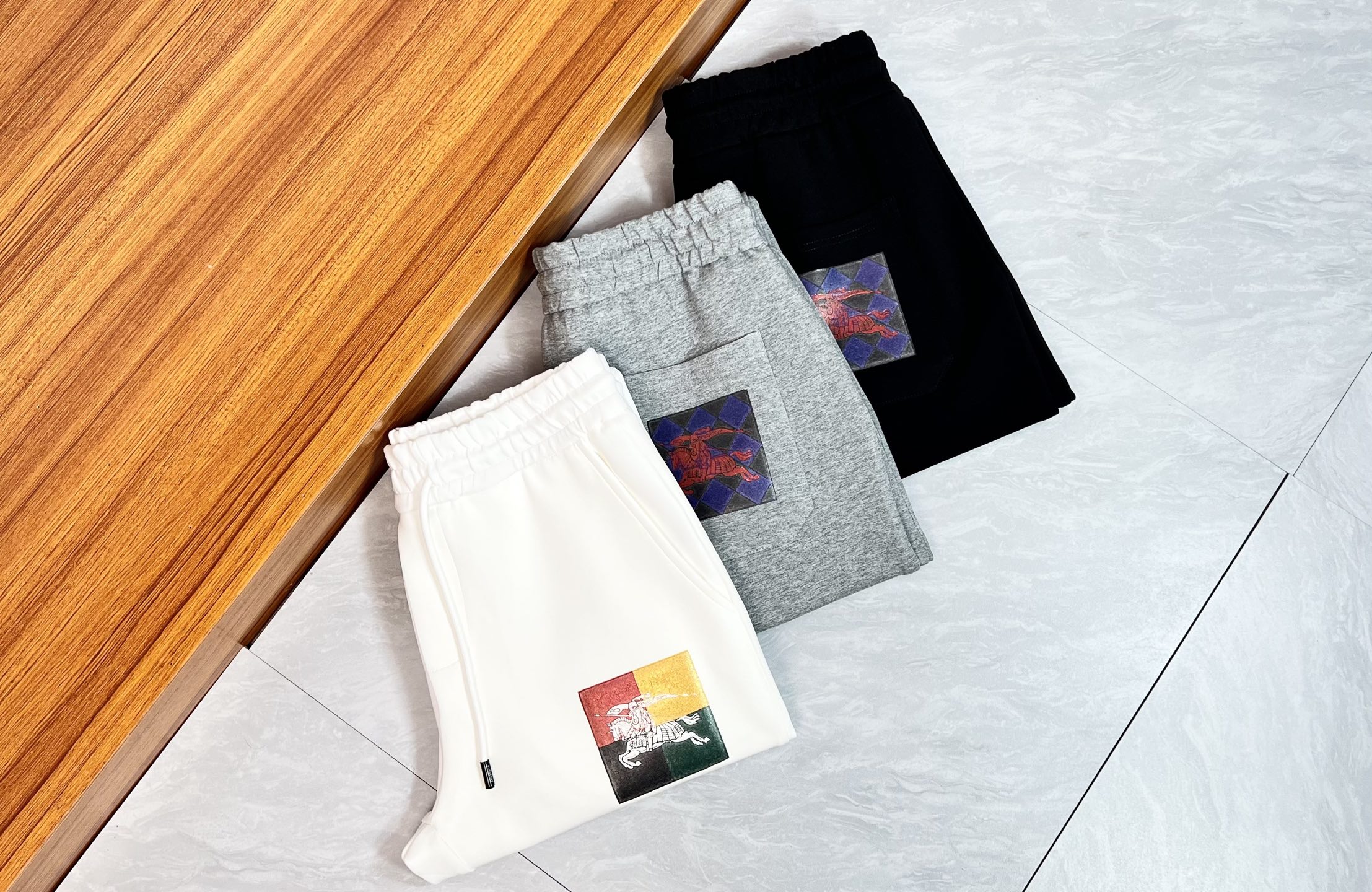 NO:520567,Burberry/Burberry 2025 autumn and winter new products, complete three standards, elastic pants, casual pants, good products, don't need to introduce too much, look at the details, counter number M-XXXL 175/140 upper body L,,burberry,burberry,alexander wang19860909Burberry/巴宝莉 2025秋冬新品 三标齐全 松紧裤 休闲裤 好货不用过多介绍 看细节 专柜码数M-XXXL 175/140上身L,,burberry,burberry,alexander wang,Men's clothing