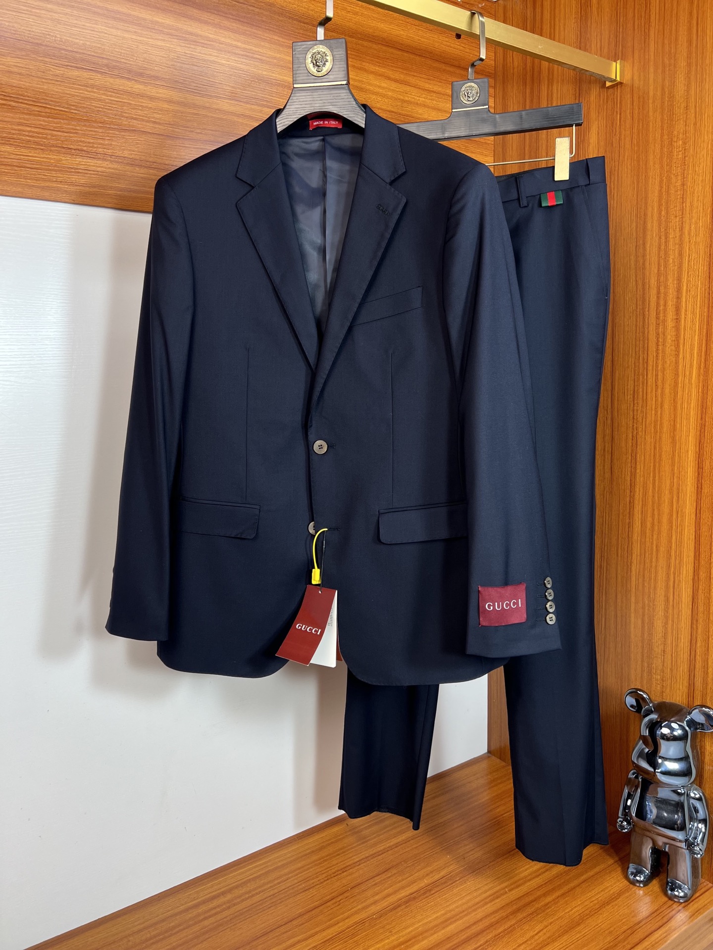 NO:520575,Gucci/Gucci 2025 new products are available in the autumn and winter. Three standards are complete. Suit suit suits. Don’t need to introduce too much. Look at the details. Counter code M-XXXL 175/140. L, gucci, business suit, alexander wang19860909Gucci/古奇 2025年秋冬新品上新 三标齐全 西装西服套装 好货不用过多介绍 看细节 专柜码数M-XXXL 175/140建议L,,gucci,business suit,alexander wang,Men's clothing