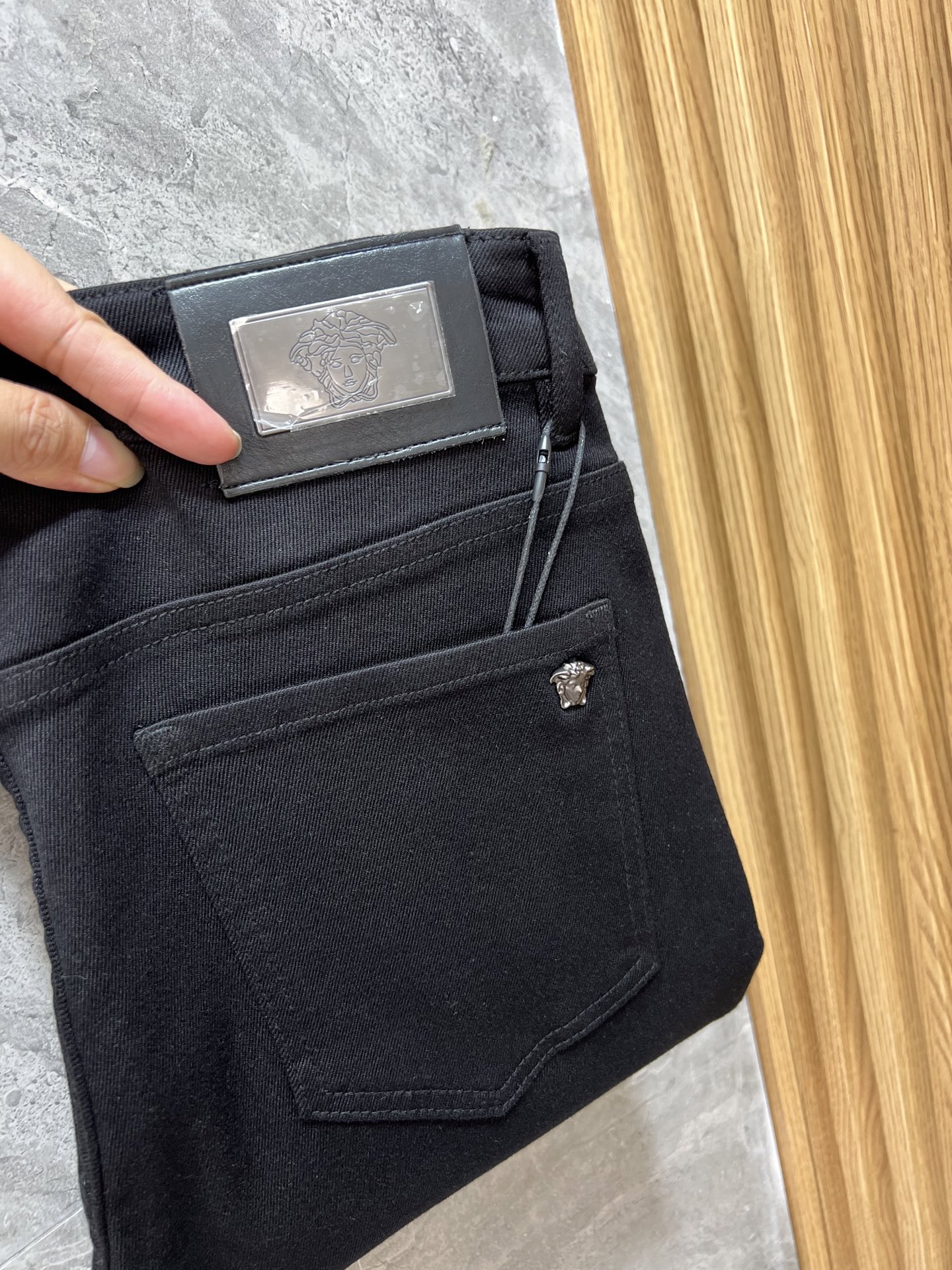 NO:519246,Versace/Versace 2025 autumn and winter new products, complete three standards, jeans, good products, don't need to be introduced too much, look at the details, counter number 29-38, 175/140 upper body 32,,versace,versace,jeans,alexander wang19860909Versace/范思哲 2025秋冬新品 三标齐全 牛仔裤 好货不用过多介绍 看细节 专柜码数29-38 175/140上身32码,,versace,versace,jeans,alexander wang,Men's clothing