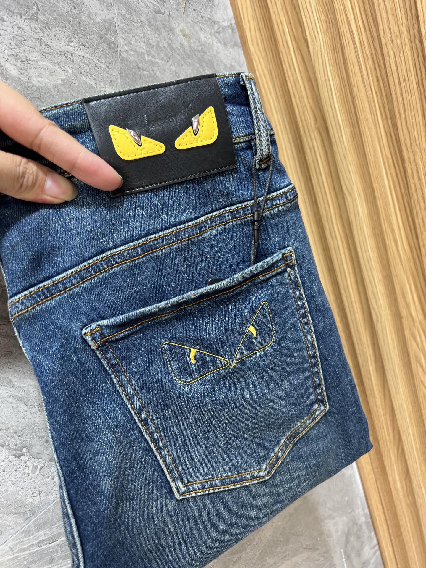 NO:519253,Fendi/Fendi 2025 autumn and winter new products, complete three standards, jeans, good products, don't need to be introduced too much, look at the details, counter number 29-38, 175/140 upper body 32,,fendi,fendi,jeans,alexander wang19860909Fendi/芬迪 2025秋冬新品 三标齐全 牛仔裤 好货不用过多介绍 看细节 专柜码数29-38 175/140上身32码,,fendi,fendi,jeans,alexander wang,Men's clothing