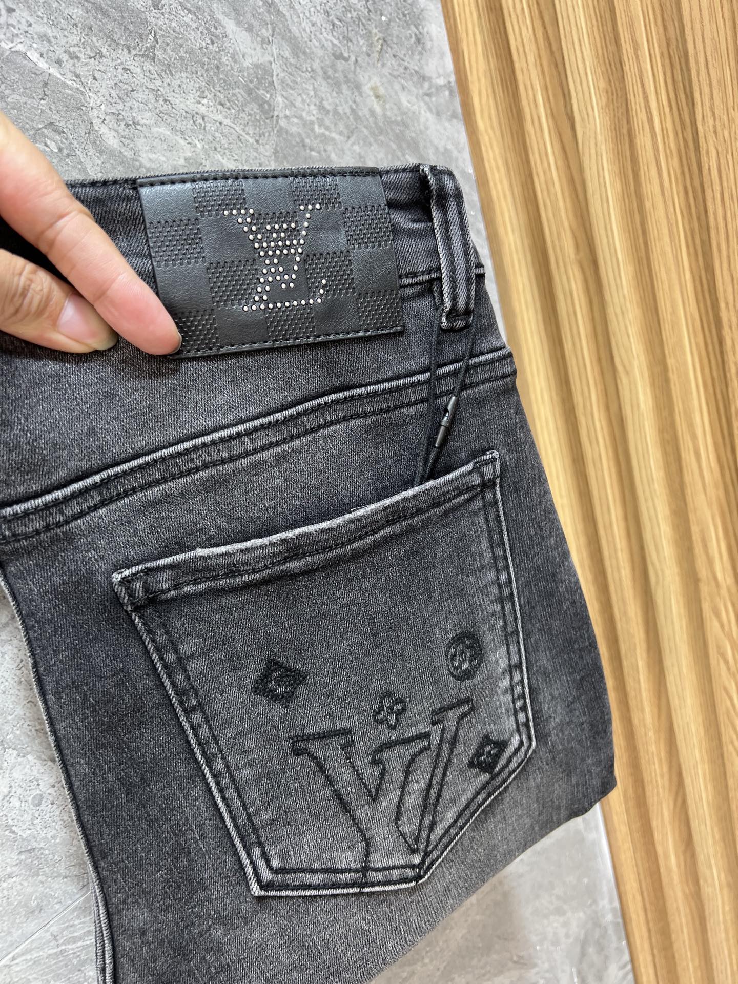 NO:519255,LV/Louis Vuitton 2025 autumn and winter new products, complete three standards, jeans, good products, don't need to be introduced too much, look at the details, counter code number 29-38 175/140 upper body 32,,louis vuitton,louis vuitton,jeans,alexander wang19860909LV/路易威登 2025秋冬新品 三标齐全 牛仔裤 好货不用过多介绍 看细节 专柜码数29-38 175/140上身32码,,louis vuitton,louis vuitton,jeans,alexander wang,Men's clothing