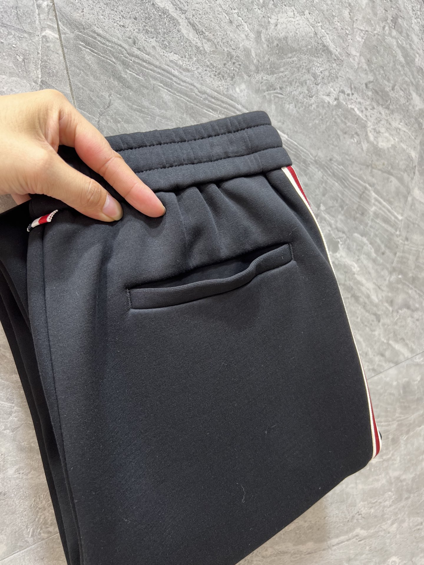 NO:519257,TB 2025 autumn and winter new products, complete three standards, casual pants, good products, don't need to introduce too much, look at the details, counter number M-4XL 175/140 upper body L,,alexander wang19860909TB 2025秋冬新品 三标齐全 休闲裤 好货不用过多介绍 看细节 专柜码数M-4XL 175/140上身L,,alexander wang,Men's clothing