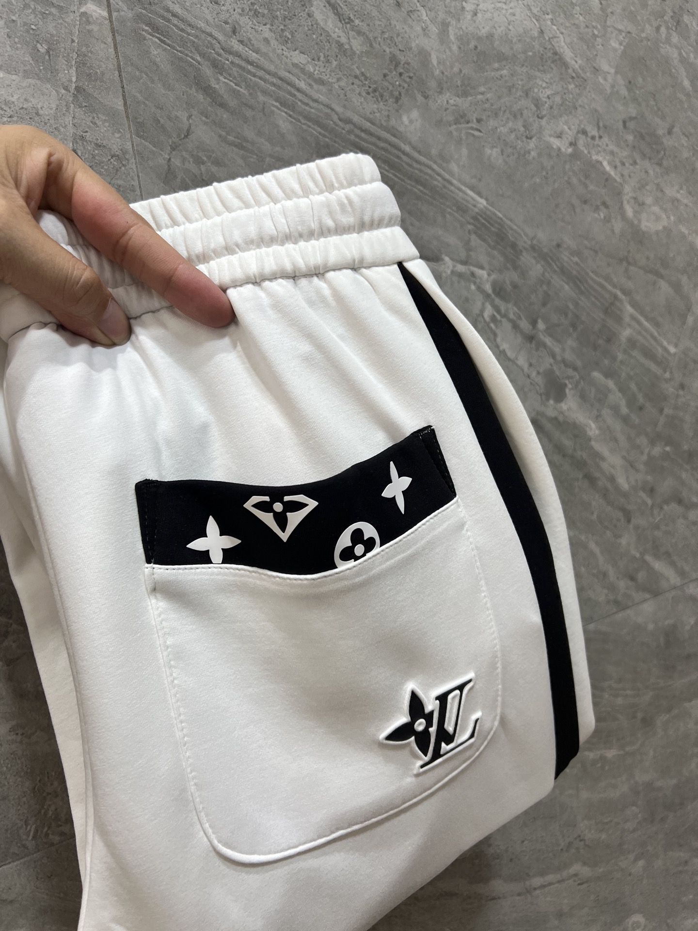 NO:519243,LV/Louis Vuitton 2025 autumn and winter new products, complete three standards, casual pants, good products, don't need to introduce too much, look at the details, counter number M-4XL 175/140 upper body L,, louis vuitton, louis vuitton, alexander wang19860909LV/路易威登 2025秋冬新品 三标齐全 休闲裤 好货不用过多介绍 看细节 专柜码数M-4XL 175/140上身L,,louis vuitton,louis vuitton,alexander wang,Men's clothing