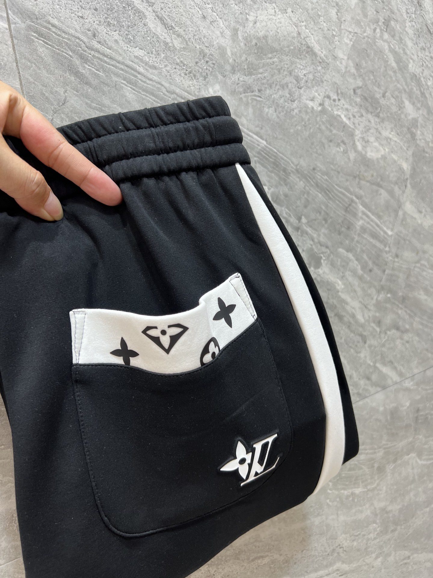 NO:518702,LV/Louis Vuitton 2025 autumn and winter new products, complete three standards, casual pants, good products, don't need to introduce too much, look at the details, counter number M-4XL /140 upper body L,, louis vuitton,louis vuitton,alexander wang19860909LV/路易威登 2025秋冬新品 三标齐全 休闲裤 好货不用过多介绍 看细节 专柜码数M-4XL /140上身L,,louis vuitton,louis vuitton,alexander wang,Men's clothing