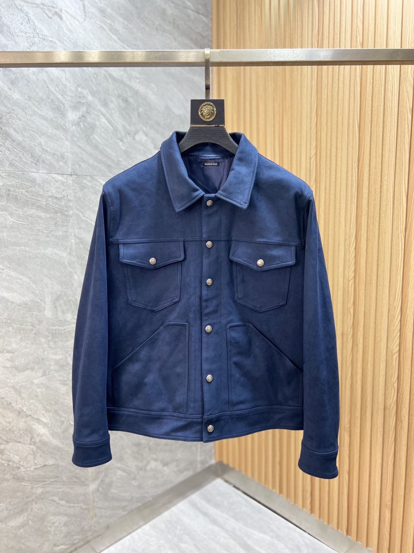 NO:518703,TF 2025 Spring and Summer New Products are available, complete three standards, thick deer velvet leather jacket, no need to introduce too much good products, look at the details, counter number M-XXL /140 suggestions L,,tom ford, jackets & coats,alexander wang19860909TF 2025年春夏新品上新 三标齐全 厚款鹿绒皮夹克 好货不用过多介绍 看细节 专柜码数M-XXL /140建议L,,tom ford,jackets & coats,alexander wang,Men's clothing