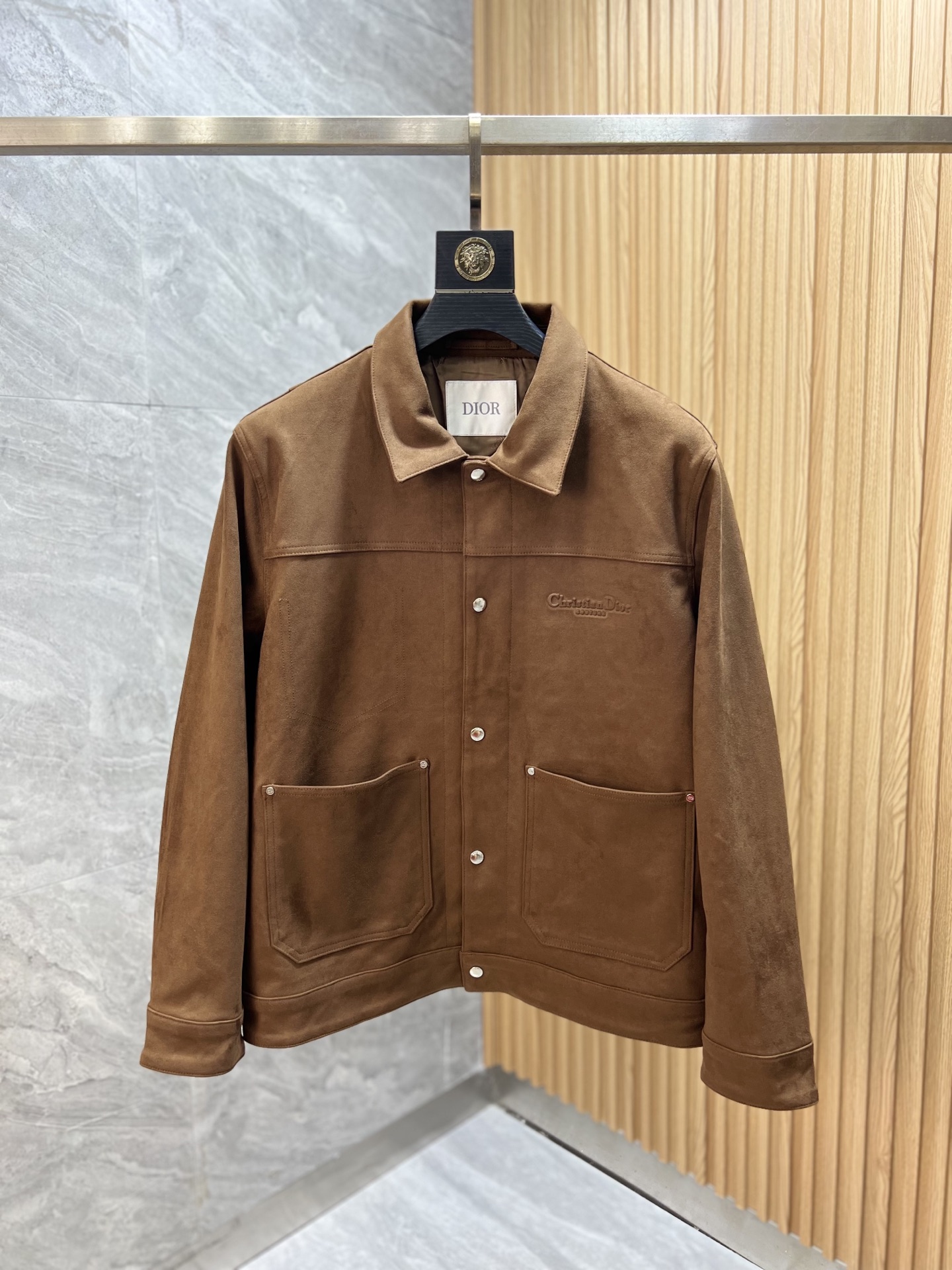 NO:518704,Dior/Dior 2025 new spring and summer products are available, complete three standards, thick deer velvet leather jacket, no need to introduce too much good products, look at the details, counter number M-XXL /140 suggestions L,,dior,dior, jackets & coats,alexander wang19860909Dior/迪奥 2025年春夏新品上新 三标齐全 厚款鹿绒皮夹克 好货不用过多介绍 看细节 专柜码数M-XXL /140建议L,,dior,dior,jackets & coats,alexander wang,Men's clothing