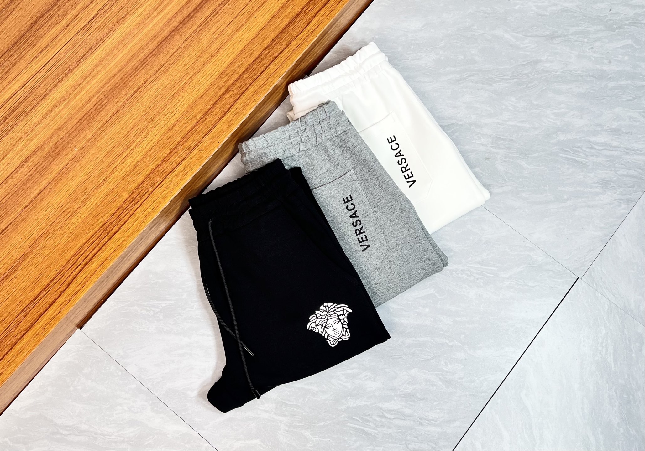 NO:515638,Versace/Versace 2025 autumn and winter new products, complete three standards, elastic pants, casual pants, good products, don't need to introduce too much, look at the details, counter number M-XXXL 175/140 upper body L,,versace,versace,alexander wang19860909Versace/范思哲 2025秋冬新品 三标齐全 松紧裤 休闲裤 好货不用过多介绍 看细节 专柜码数M-XXXL 175/140上身L,,versace,versace,alexander wang,Men's clothing