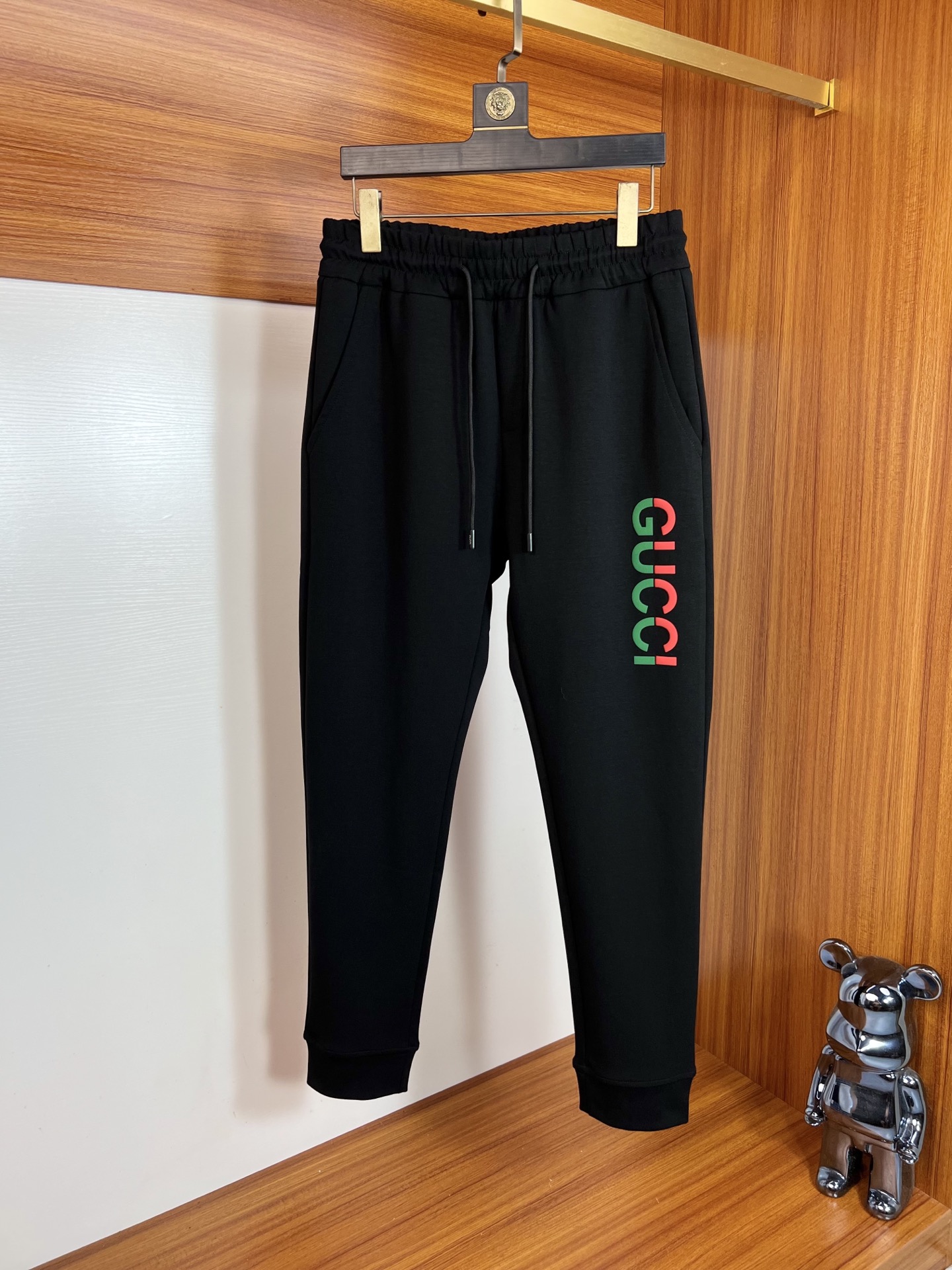 NO:515644,Gucci/Gucci 2025 autumn and winter new products, complete three standards, elastic pants, casual pants, good products, don't need to introduce too much, look at the details, counter number M-XXXL 175/140 upper body L,,gucci,alexander wang19860909Gucci/古奇 2025秋冬新品 三标齐全 松紧裤 休闲裤 好货不用过多介绍 看细节 专柜码数M-XXXL 175/140上身L,,gucci,alexander wang,Men's clothing