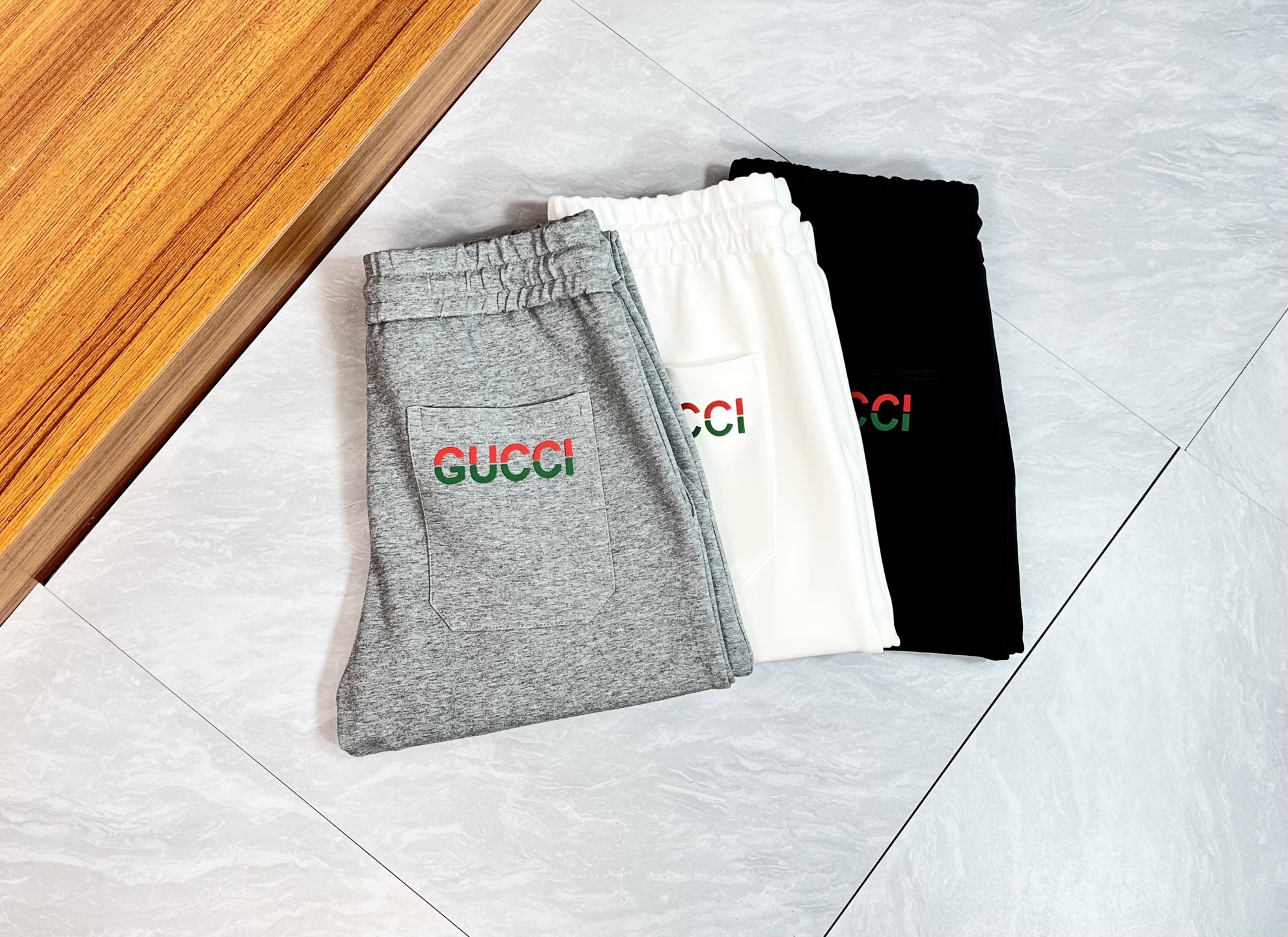NO:514654,Gucci/Gucci 2025 autumn and winter new products, complete three standards, elastic pants, casual pants, good products, don't need to introduce too much, look at the details, counter number M-XXXL /140 upper body L,,gucci,alexander wang19860909Gucci/古奇 2025秋冬新品 三标齐全 松紧裤 休闲裤 好货不用过多介绍 看细节 专柜码数M-XXXL /140上身L,,gucci,alexander wang,Men's clothing