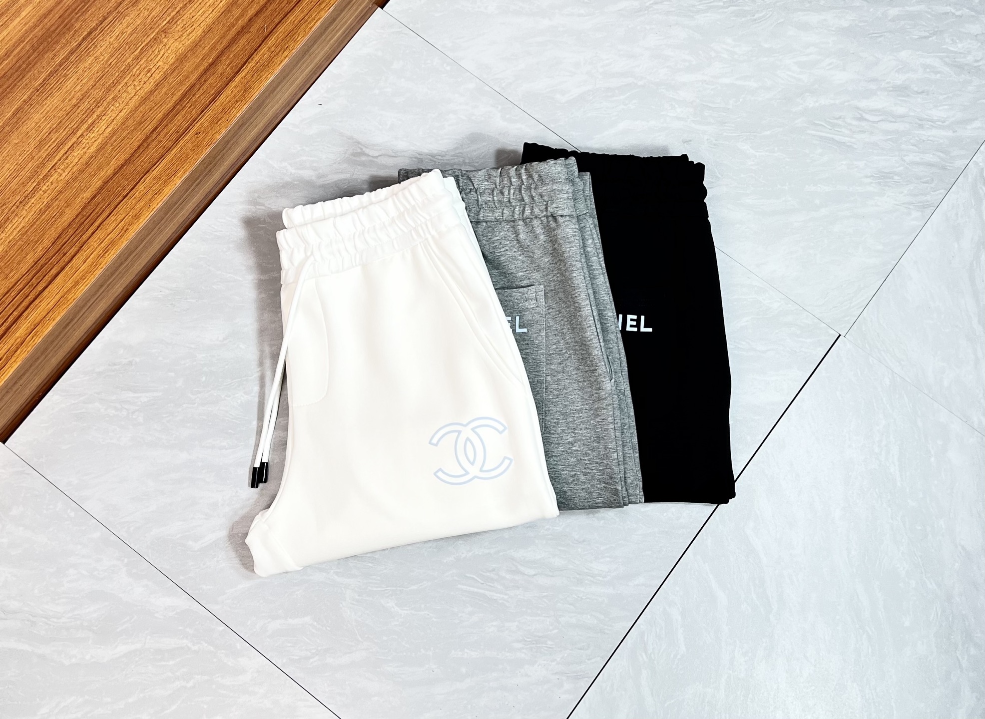 NO:514656,Ch/Chanel 2025 autumn and winter new product, complete three standards, elastic pants, casual pants, good products, don't need to introduce too much, look at the details, counter number M-XXXL /140 upper body L,,chanel,alexander wang19860909Ch/香奈儿 2025秋冬新品 三标齐全 松紧裤 休闲裤 好货不用过多介绍 看细节 专柜码数M-XXXL /140上身L,,chanel,alexander wang,Men's clothing