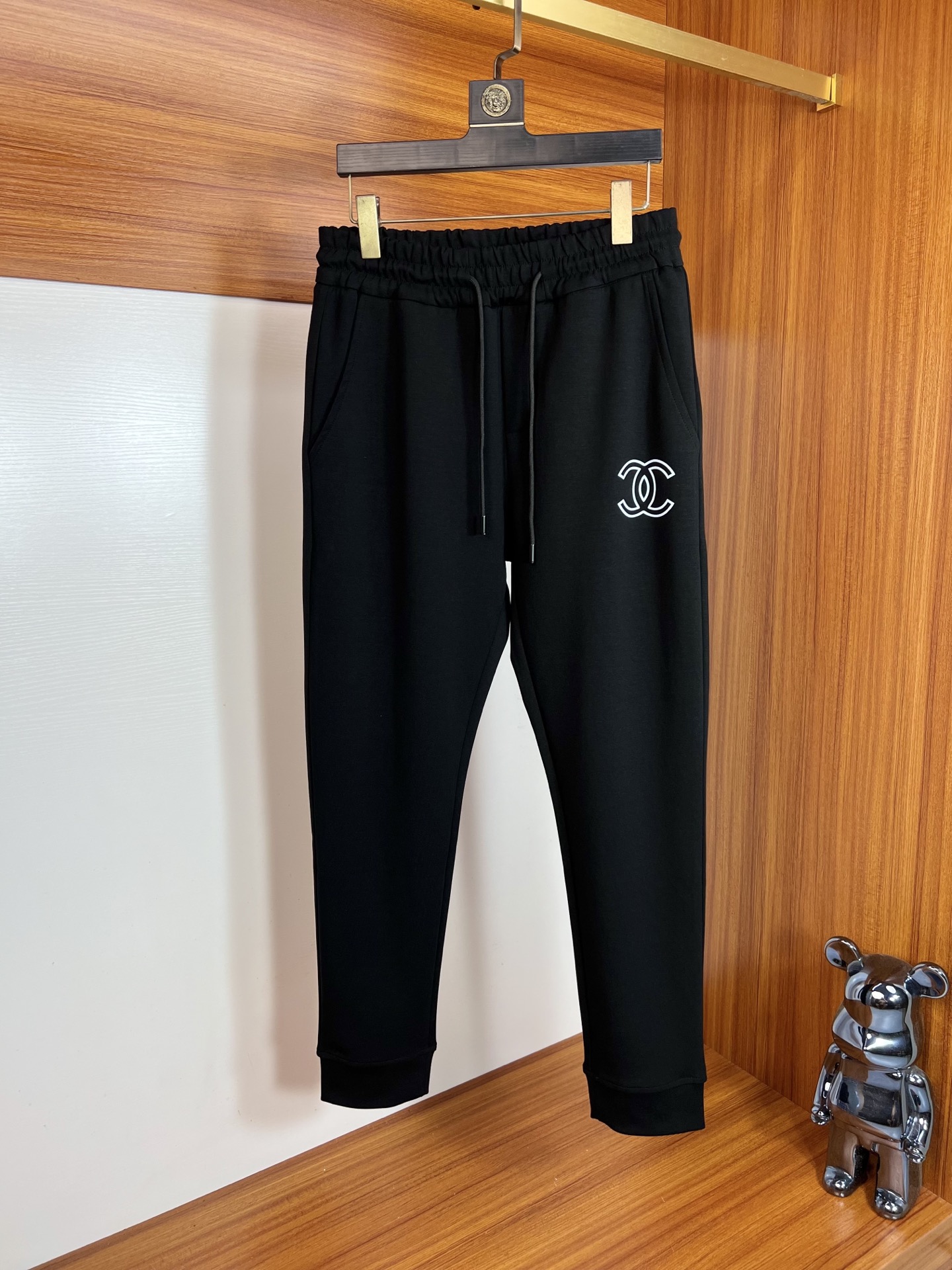 NO:649578,Ch/Chanel new autumn and winter products, complete with three labels, elastic pants, casual pants, good products, no need to introduce too much, look at the details, counter size M-XXXL 175/140 upper body L,,chanel,alexander wang19860909Ch/香奈儿 秋冬新品 三标齐全 松紧裤 休闲裤 好货不用过多介绍 看细节 专柜码数M-XXXL 175/140上身L,,chanel,alexander wang,Men's clothing