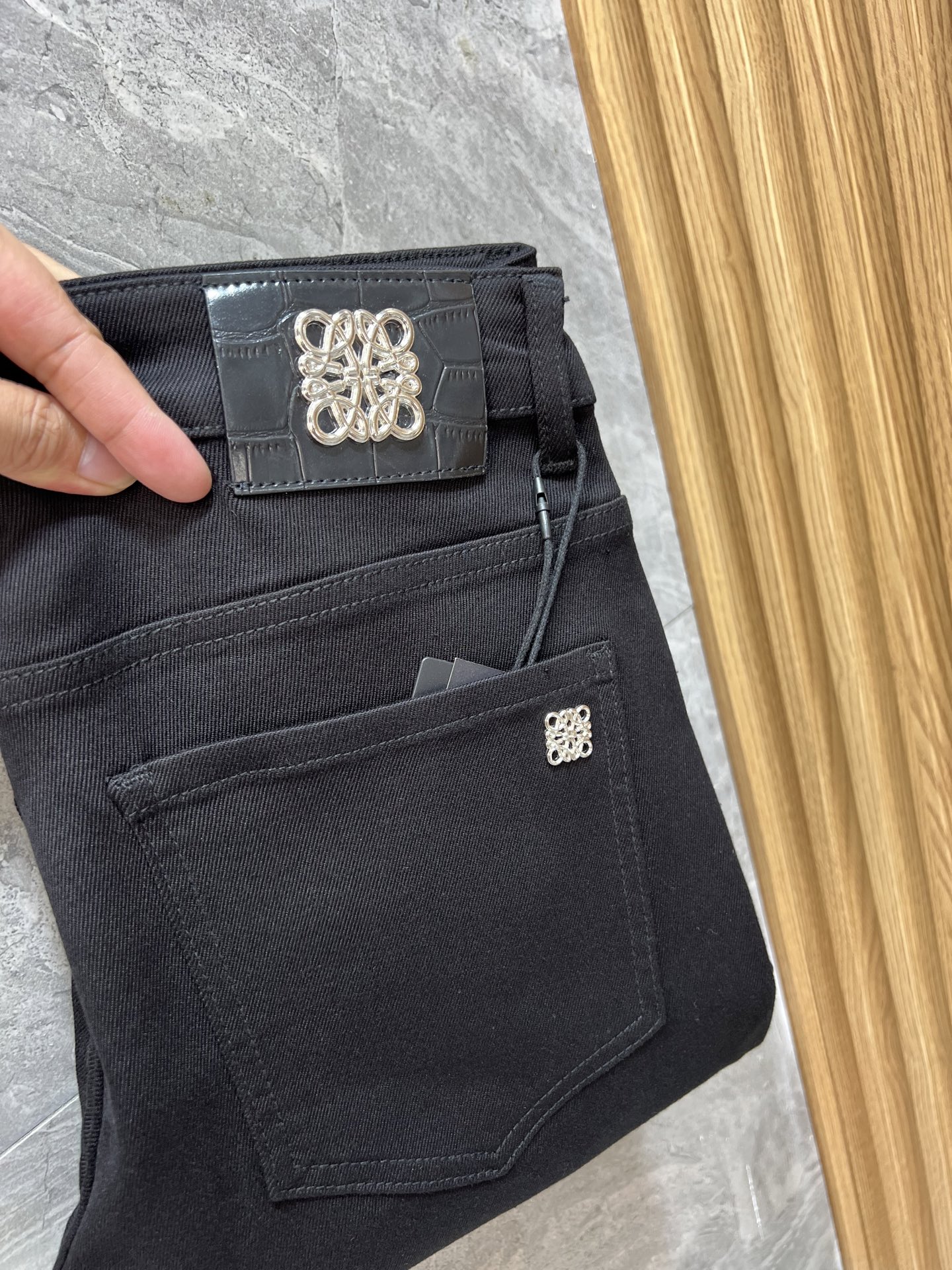 NO:514666,Loewe/Luo Yiwei 2025 autumn and winter new products, complete three standards, jeans, good products, don't need to be introduced too much, look at the details, counter number 29-38 / 140 upper body 32,,loewe,loewe,jeans,alexander wang19860909Loewe/罗意威 2025秋冬新品 三标齐全 牛仔裤 好货不用过多介绍 看细节 专柜码数29-38 /140上身32码,,loewe,loewe,jeans,alexander wang,Men's clothing