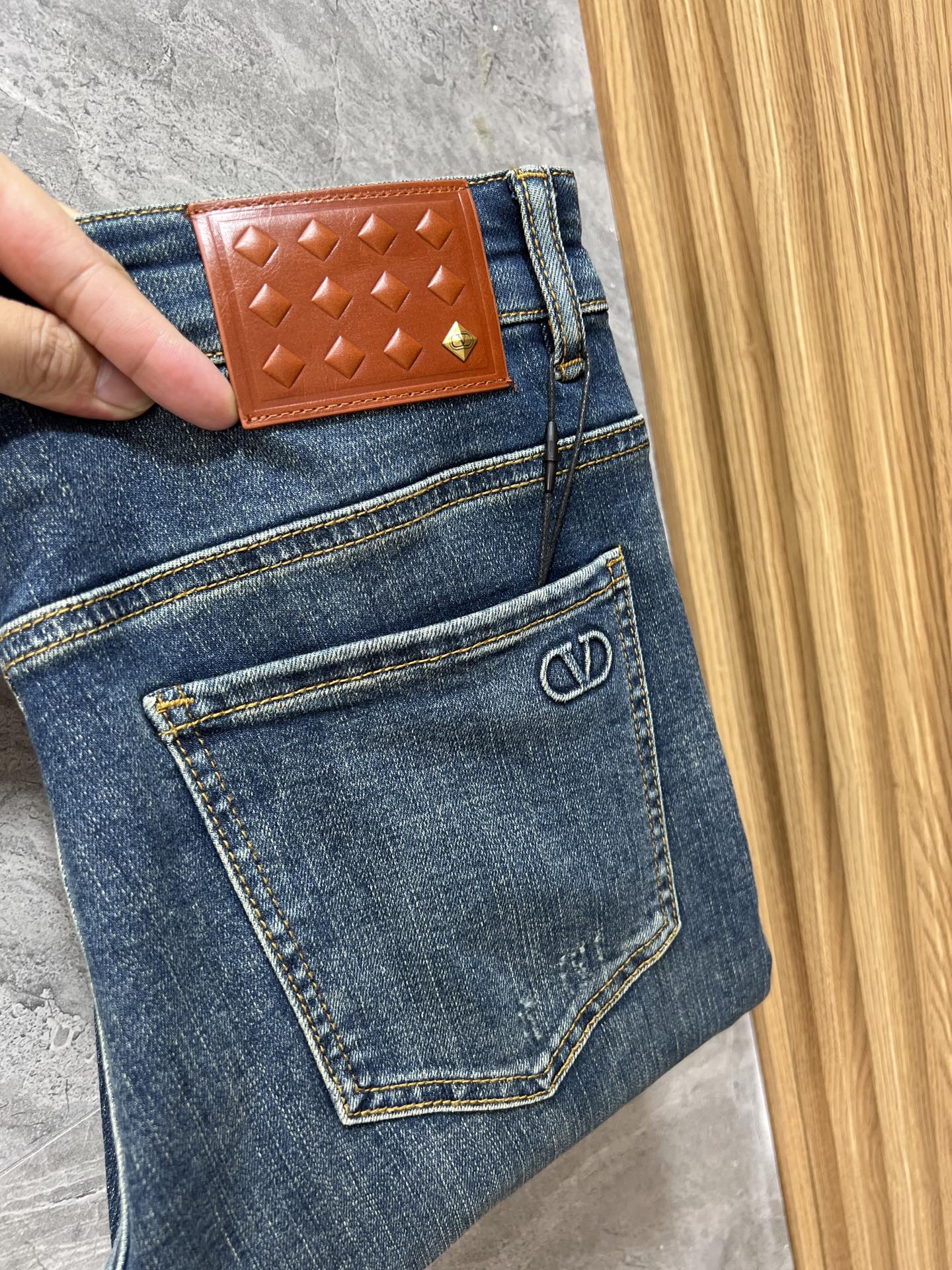 NO:514670,Valentino 2025 autumn and winter new products, complete three standards, jeans, good products, don't need to be introduced too much, look at the details, counter number 29-38 / 140 upper body 32, valentino, jeans, alexander wang19860909华伦天奴 2025秋冬新品 三标齐全 牛仔裤 好货不用过多介绍 看细节 专柜码数29-38 /140上身32码,,valentino,jeans,alexander wang,Men's clothing