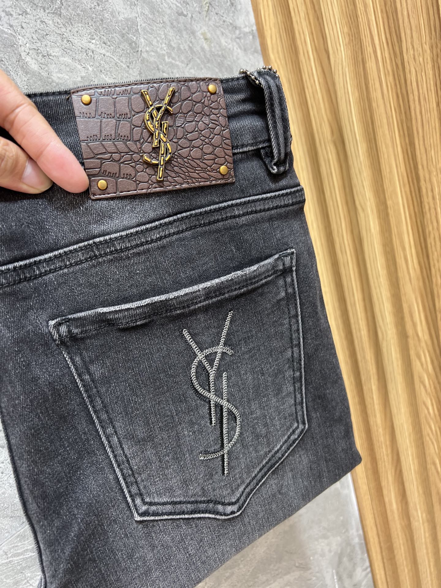 NO:514672,Saint Laurent 2025 autumn and winter new products, complete three standards, jeans, good products, don't need to be introduced too much, look at the details, counter number 29-38 / 140 upper body 32,,saint laurent,jeans,alexander wang19860909圣罗兰 2025秋冬新品 三标齐全 牛仔裤 好货不用过多介绍 看细节 专柜码数29-38 /140上身32码,,saint laurent,jeans,alexander wang,Men's clothing