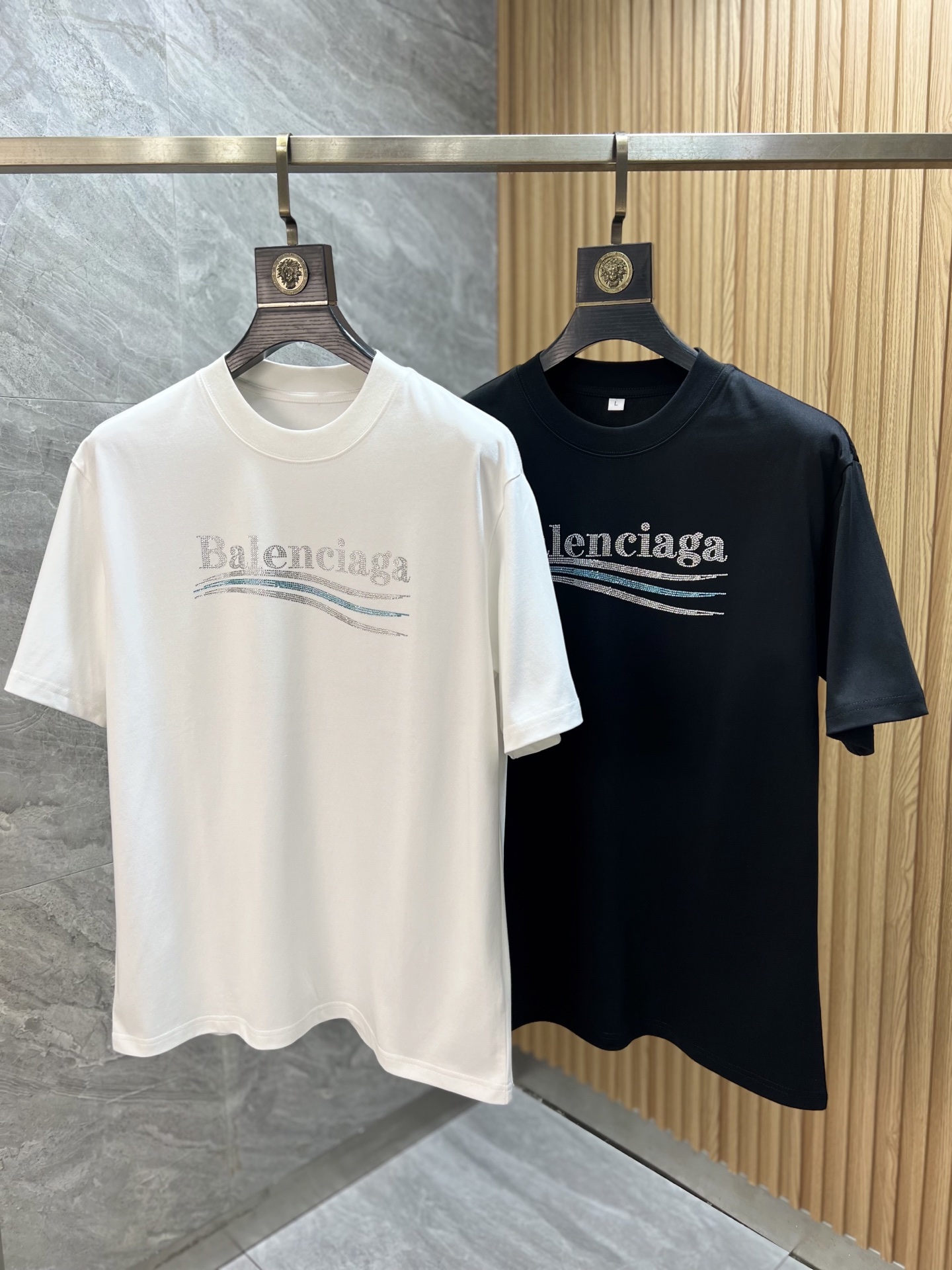 NO:514667,Balenciaga/Balenciaga Spring and Summer 2025 new products, complete three standards, round neck pure cotton short-sleeved T-shirt. Don’t need to introduce too much good products. Look at the details. Counter code M-XXXXL/Suggestions L,,balenciaga,balenciaga,T-shirt,tees,t-shirt,alexander wang19860909Balenciaga/巴黎世家 2025春夏新品 三标齐全 圆领纯棉短袖T恤 好货不用过多介绍 看细节 专柜码数M-XXXXL /建议L,,balenciaga,balenciaga,T-shirt,tees，t-shirt,alexander wang,Men's clothing