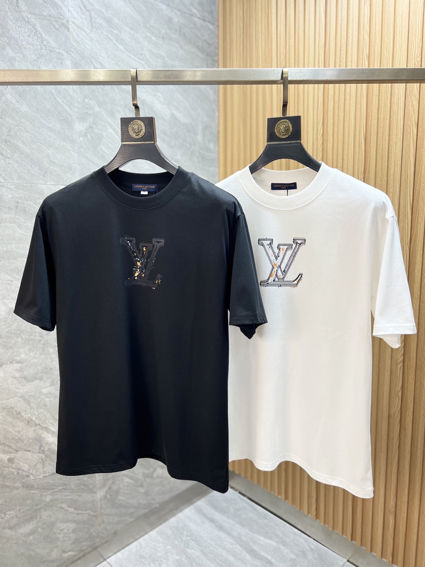 NO:514673,LV/Louis Vuitton 2025 Spring and Summer New Products, Complete Three Standards, Round Neck Pure Cotton Short-Sleeve T-Shirts, Don’t need to introduce too much good products, look at the details, Counter Code M-XXXXL / Suggestions, L,,louis vuitton,louis vuitton,T-shirt,tees,t-shirt,alexander wang19860909LV/路易威登 2025春夏新品 三标齐全 圆领纯棉短袖T恤 好货不用过多介绍 看细节 专柜码数M-XXXXL /建议L,,louis vuitton,louis vuitton,T-shirt,tees，t-shirt,alexander wang,Men's clothing
