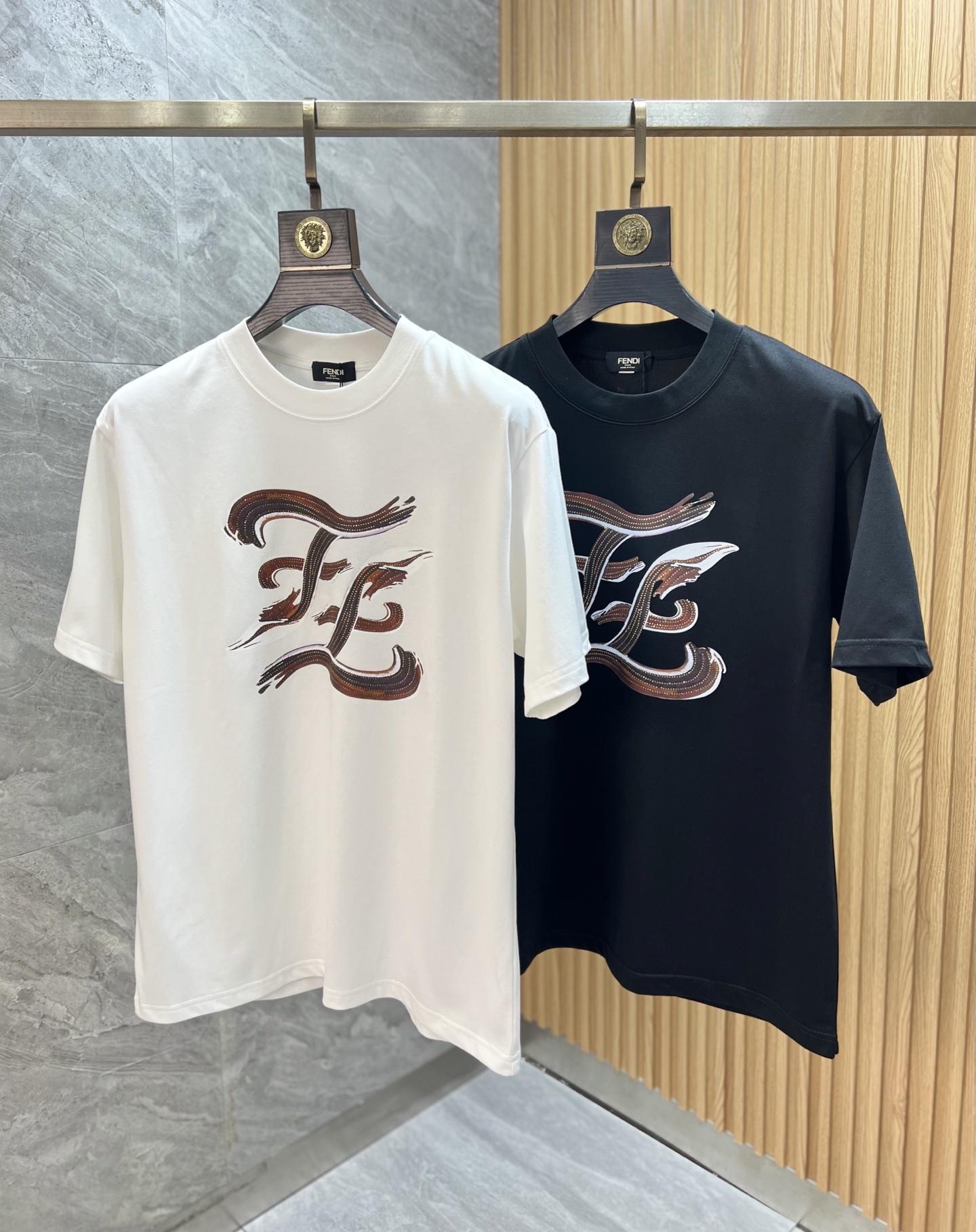 NO:514685,Fendi/Fendi 2025 spring and summer new product, complete three standards, round neck pure cotton short-sleeved T-shirt, don’t need to introduce too much good products, look at the details, counter code M-XXXXL / Suggestions, fendi, fendi, T-shirt, tees, t-shirt, alexander wang19860909Fendi/芬迪 2025春夏新品 三标齐全 圆领纯棉短袖T恤 好货不用过多介绍 看细节 专柜码数M-XXXXL /建议L,,fendi,fendi,T-shirt,tees，t-shirt,alexander wang,Men's clothing