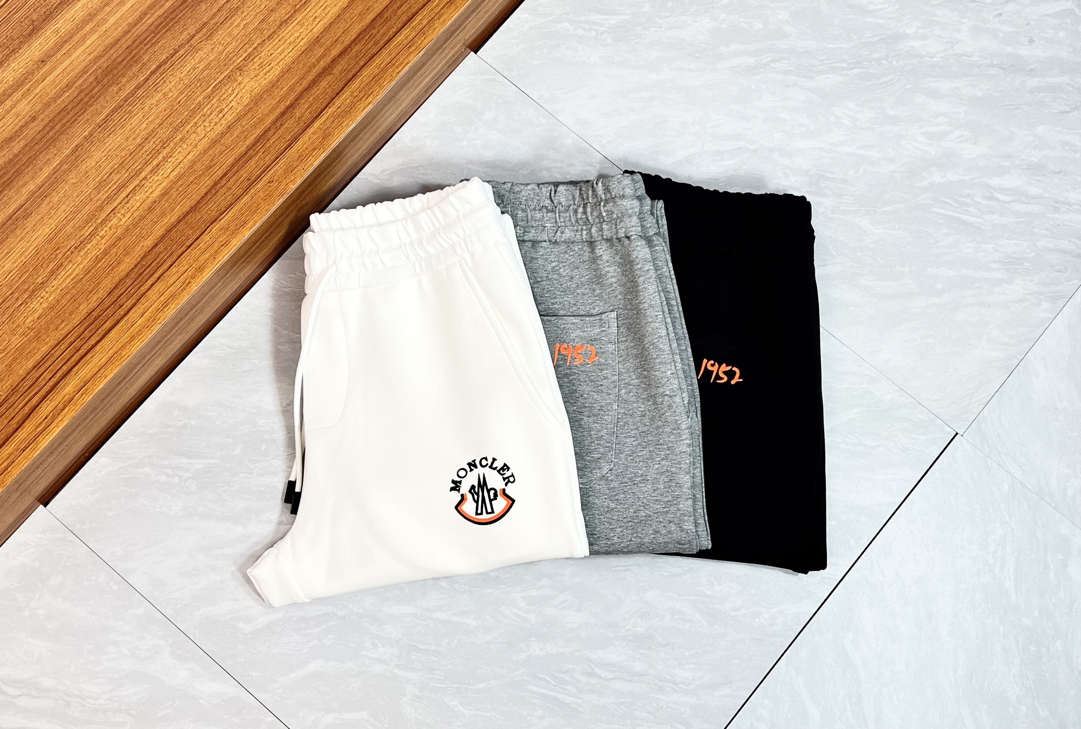 NO:514695,Moncler/彩后古有 2025 autumn and winter new product, complete three standards, elastic pants, casual pants, good products, don’t need to introduce too much, look at the details, counter number M-XXXL /140 upper body L,, Moncler, alexander wang19860909Moncler/蒙口 2025秋冬新品 三标齐全 松紧裤 休闲裤 好货不用过多介绍 看细节 专柜码数M-XXXL /140上身L,,Moncler,alexander wang,Men's clothing