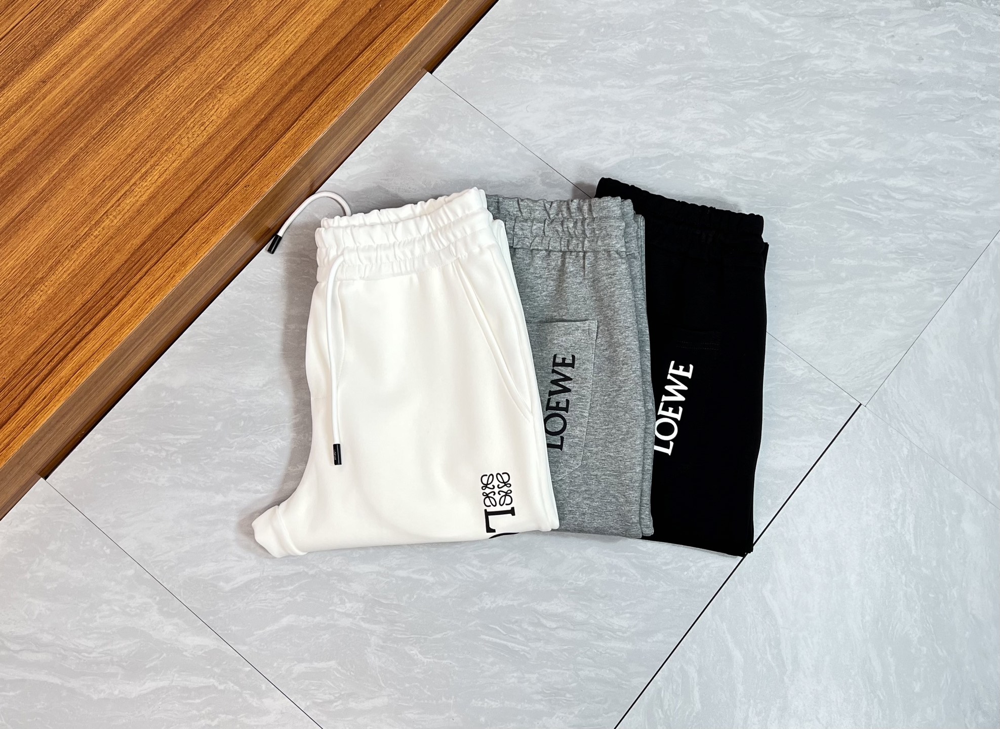 NO:514698,Loewe/Luo Yiwei 2025 autumn and winter new products, complete three standards, elastic pants, casual pants, good products, don’t need to introduce too much, look at the details, counter number M-XXXL /140 upper body L,,loewe,loewe,alexander wang19860909Loewe/罗意威 2025秋冬新品 三标齐全 松紧裤 休闲裤 好货不用过多介绍 看细节 专柜码数M-XXXL /140上身L,,loewe,loewe,alexander wang,Men's clothing