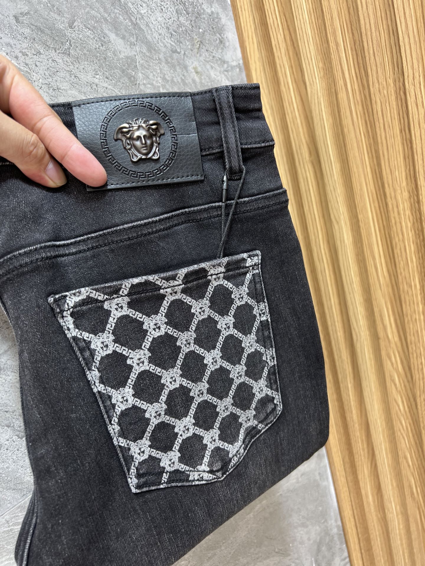 NO:515647,Versace/Versace 2025 autumn and winter new products, complete three standards, jeans, good products, don't need to be introduced too much, look at the details, counter code number 29-38 175/140 upper body 32, versace, versace, jeans, alexander wang19860909Versace/范思哲 2025秋冬新品 三标齐全 牛仔裤 好货不用过多介绍 看细节 专柜码数29-38 175/140上身32码,,versace,versace,jeans,alexander wang,Men's clothing