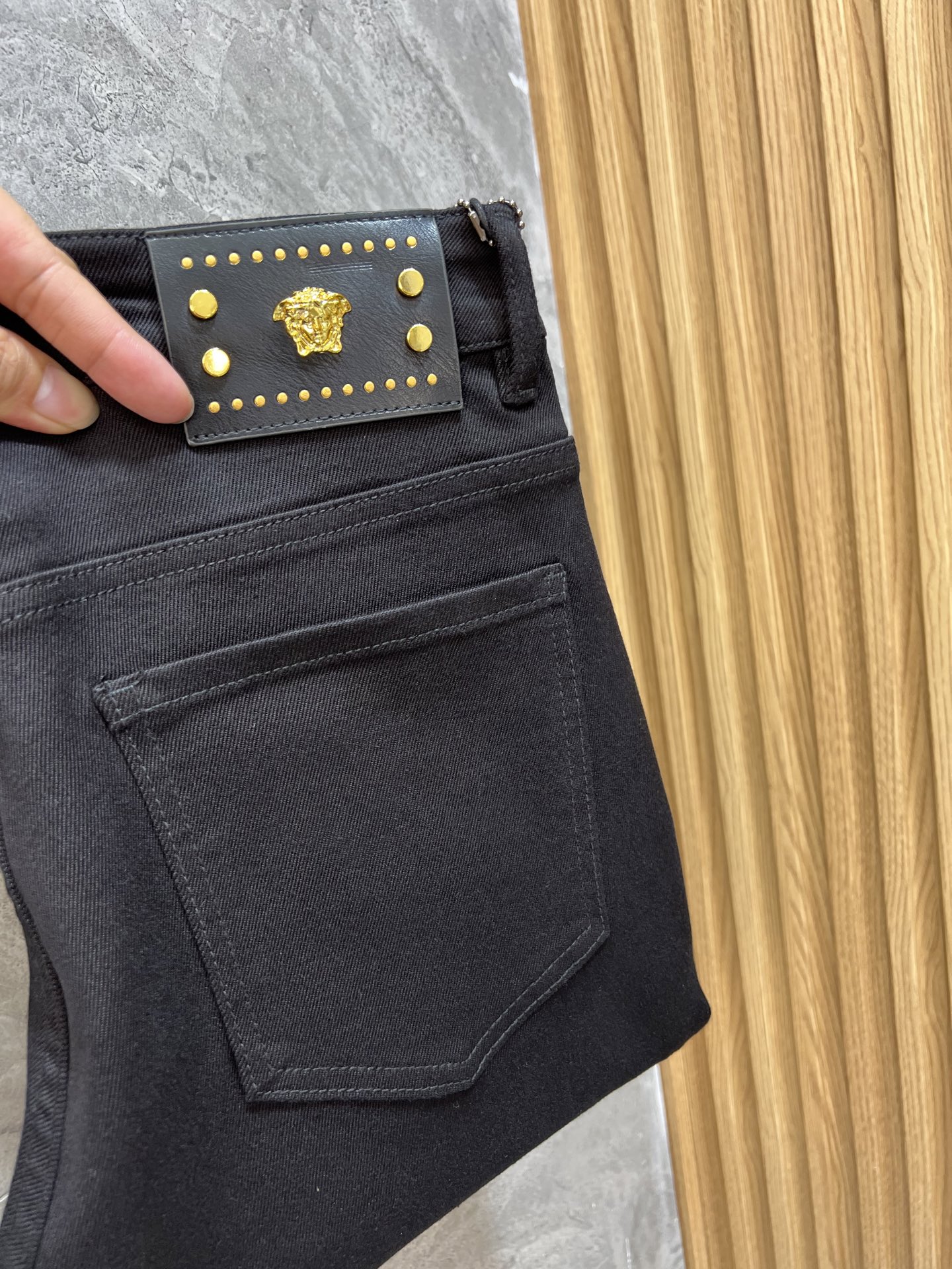 NO:515652,Versace/Versace 2025 autumn and winter new products, complete three standards, jeans, good products, don't need to be introduced too much, look at the details, counter code number 29-38 175/140 upper body 32, versace, versace, jeans, alexander wang19860909Versace/范思哲 2025秋冬新品 三标齐全 牛仔裤 好货不用过多介绍 看细节 专柜码数29-38 175/140上身32码,,versace,versace,jeans,alexander wang,Men's clothing