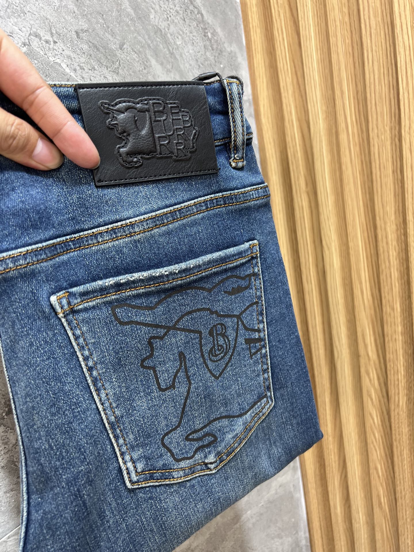 NO:515654,Burberry/Burberry 2025 autumn and winter new products, complete three standards, jeans, good products, don't need to introduce too much, look at the details, counter number 29-38, 175/140, upper body 32,,burberry,burberry,jeans,alexander wang19860909Burberry/巴宝莉 2025秋冬新品 三标齐全 牛仔裤 好货不用过多介绍 看细节 专柜码数29-38 175/140上身32码,,burberry,burberry,jeans,alexander wang,Men's clothing