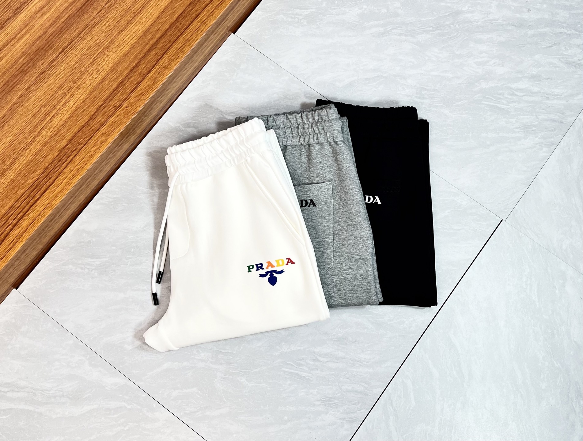 NO:515664,Prada/Prada 2025 autumn and winter new products, complete three standards, elastic pants, casual pants, good products, don’t need to introduce too much, look at the details, counter number M-XXXL 175/140 upper body L,,prada,prada,alexander wang19860909Prada/普拉达 2025秋冬新品 三标齐全 松紧裤 休闲裤 好货不用过多介绍 看细节 专柜码数M-XXXL 175/140上身L,,prada,prada,alexander wang,Men's clothing