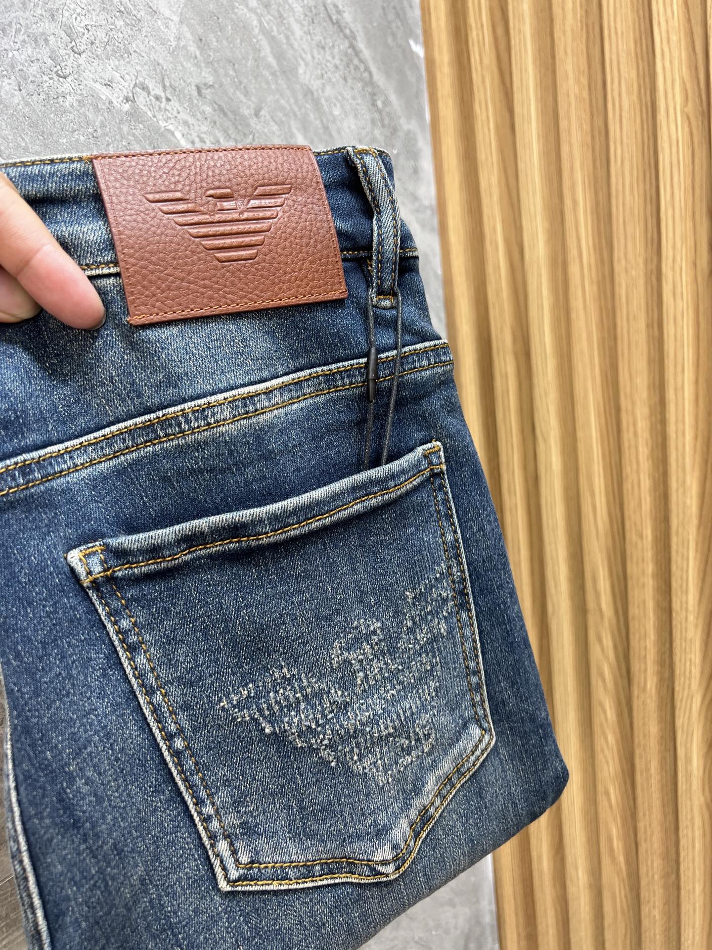 NO:517442,Armani/Armani 2025 autumn and winter new products, complete three standards, jeans, good products, don't need to be introduced too much, look at the details, counter number 29-38 / 140 upper body 32,,armani,armani,jeans,alexander wang19860909Armani/阿玛尼 2025秋冬新品 三标齐全 牛仔裤 好货不用过多介绍 看细节 专柜码数29-38 /140上身32码,,armani,armani,jeans,alexander wang,Men's clothing