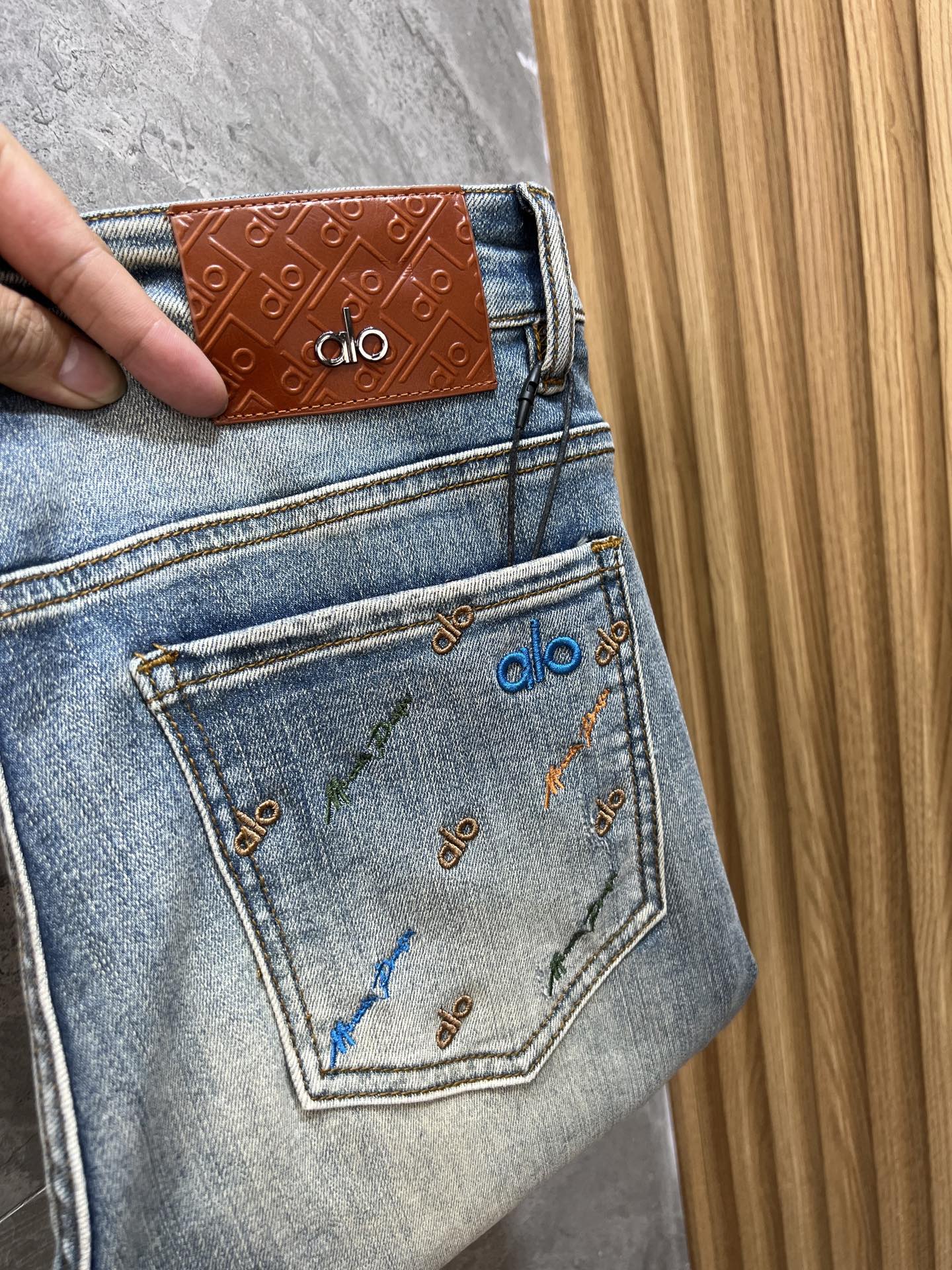 NO:517447,alo 2025 autumn and winter new products, complete three standards, jeans, good products, don't need to introduce too much, look at the details, counter number 29-38 / 140 upper body 32, jeans, alexander wang19860909alo 2025秋冬新品 三标齐全 牛仔裤 好货不用过多介绍 看细节 专柜码数29-38 /140上身32码,,jeans,alexander wang,Men's clothing
