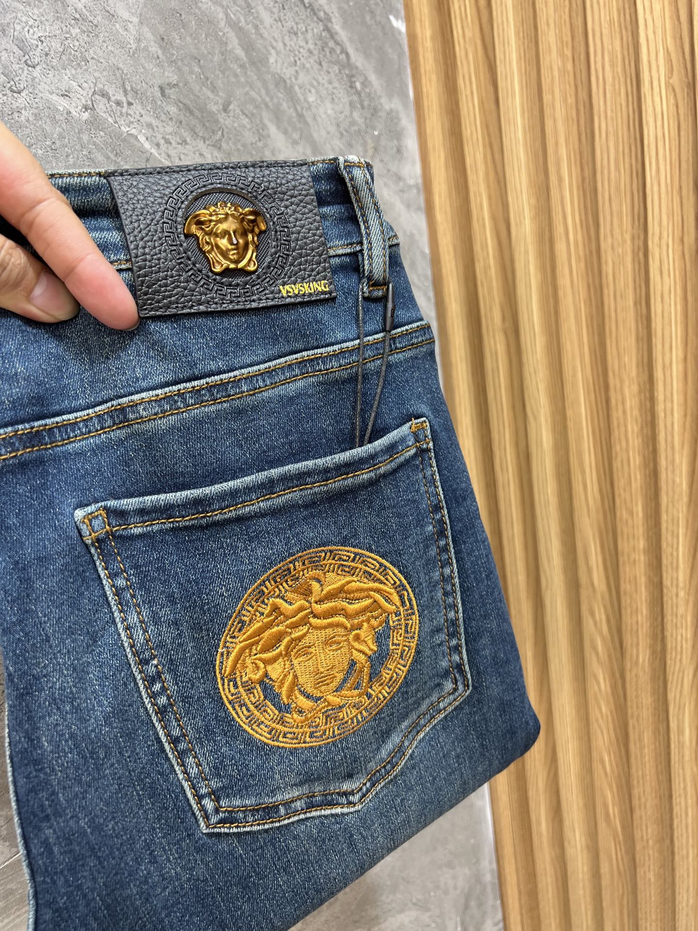 NO:517456,Versace/Versace 2025 autumn and winter new products, complete three standards, jeans, good products, don't need to be introduced too much, look at the details, counter code number 29-38 / 140 upper body 32,,versace,versace,jeans,alexander wang19860909Versace/范思哲 2025秋冬新品 三标齐全 牛仔裤 好货不用过多介绍 看细节 专柜码数29-38 /140上身32码,,versace,versace,jeans,alexander wang,Men's clothing