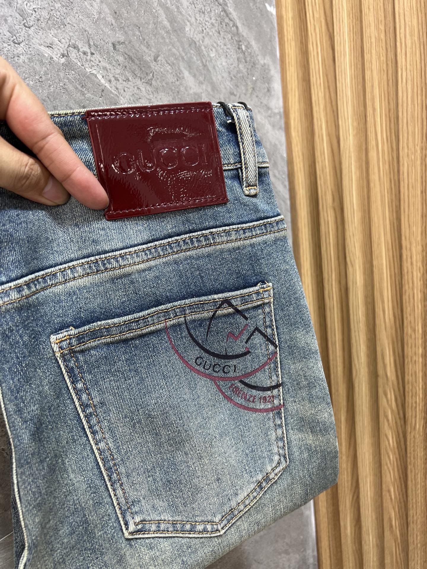 NO:518711,Gucci/Gucci 2025 autumn and winter new products, complete three standards, jeans, good products, don't need to introduce too much, look at the details, counter number 29-38, 175/140 upper body 32,,gucci,jeans,alexander wang19860909Gucci/古奇 2025秋冬新品 三标齐全 牛仔裤 好货不用过多介绍 看细节 专柜码数29-38 175/140上身32码,,gucci,jeans,alexander wang,Men's clothing