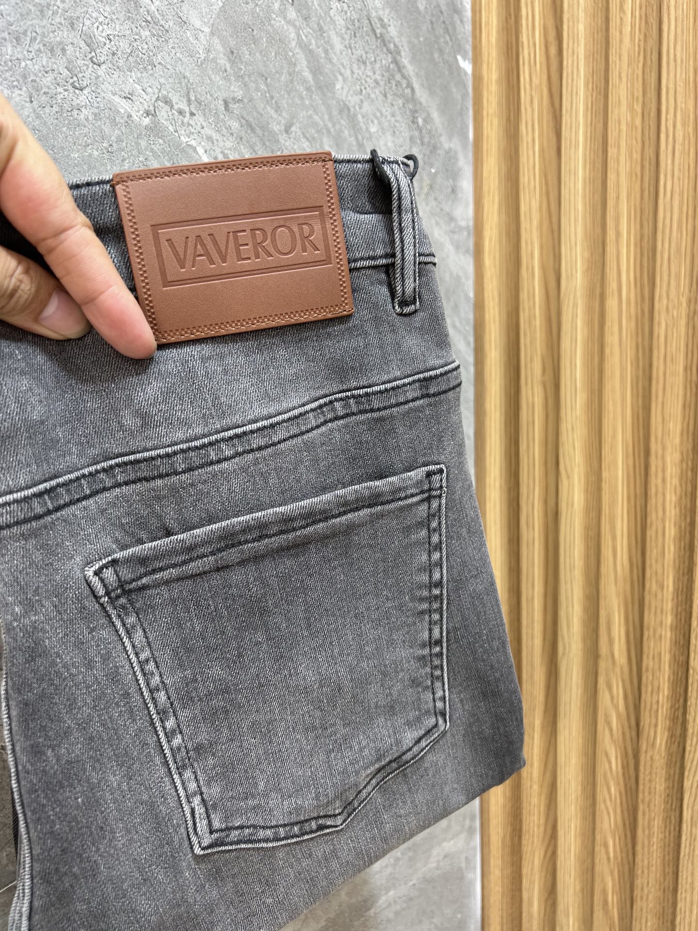 NO:518714,Versace 2025 autumn and winter new products, complete three standards, jeans, good products, don't need to be introduced too much, look at the details, counter number 29-38, 175/140, upper body 32, versace, jeans, alexander wang19860909范思哲 2025秋冬新品 三标齐全 牛仔裤 好货不用过多介绍 看细节 专柜码数29-38 175/140上身32码,,versace,jeans,alexander wang,Men's clothing