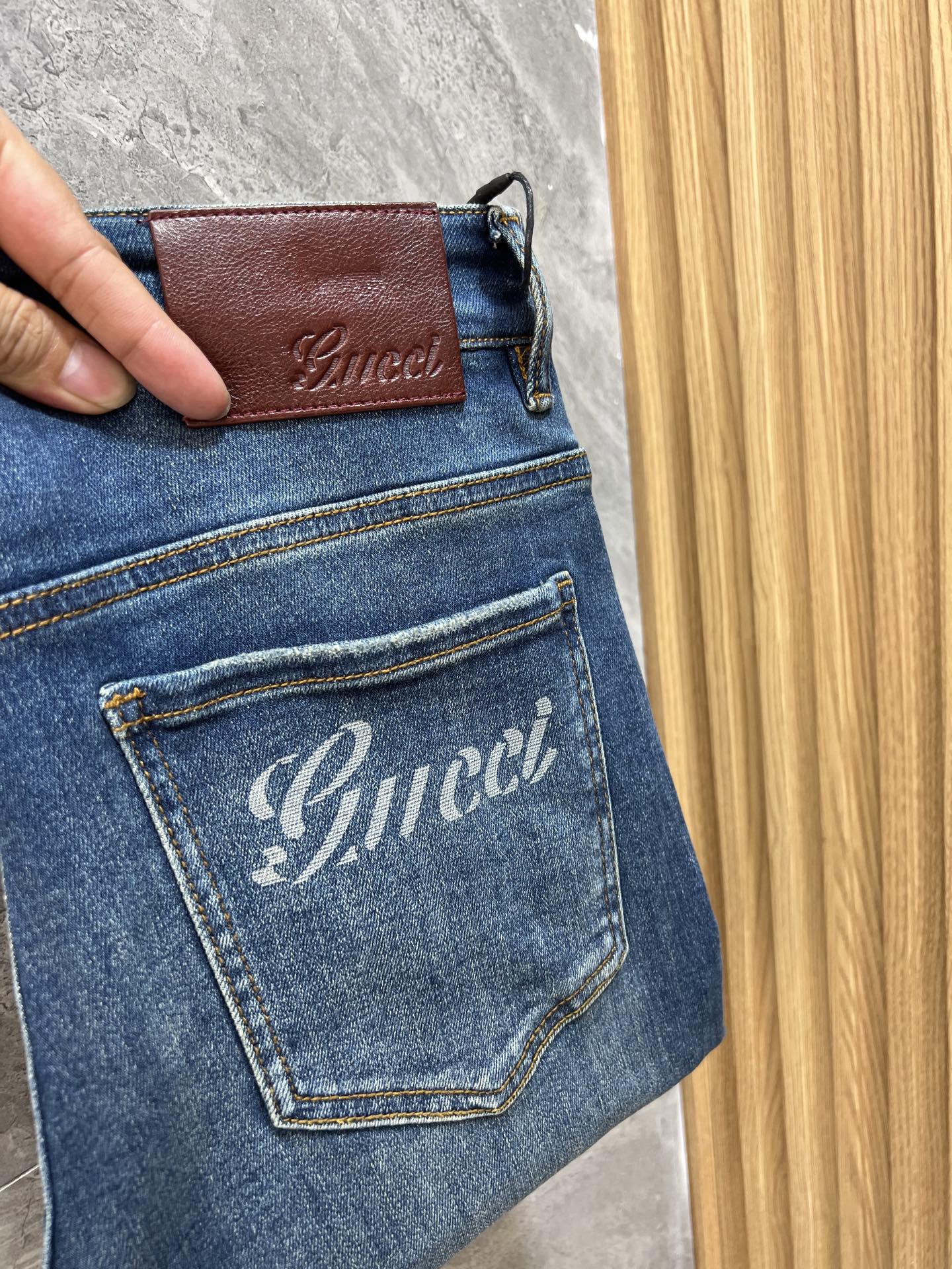 NO:518720,Gucci/Gucci 2025 autumn and winter new products, complete three standards, jeans, good products, don't need to introduce too much, look at the details, counter number 29-38, 175/140 upper body 32,,gucci,jeans,alexander wang19860909Gucci/古奇 2025秋冬新品 三标齐全 牛仔裤 好货不用过多介绍 看细节 专柜码数29-38 175/140上身32码,,gucci,jeans,alexander wang,Men's clothing