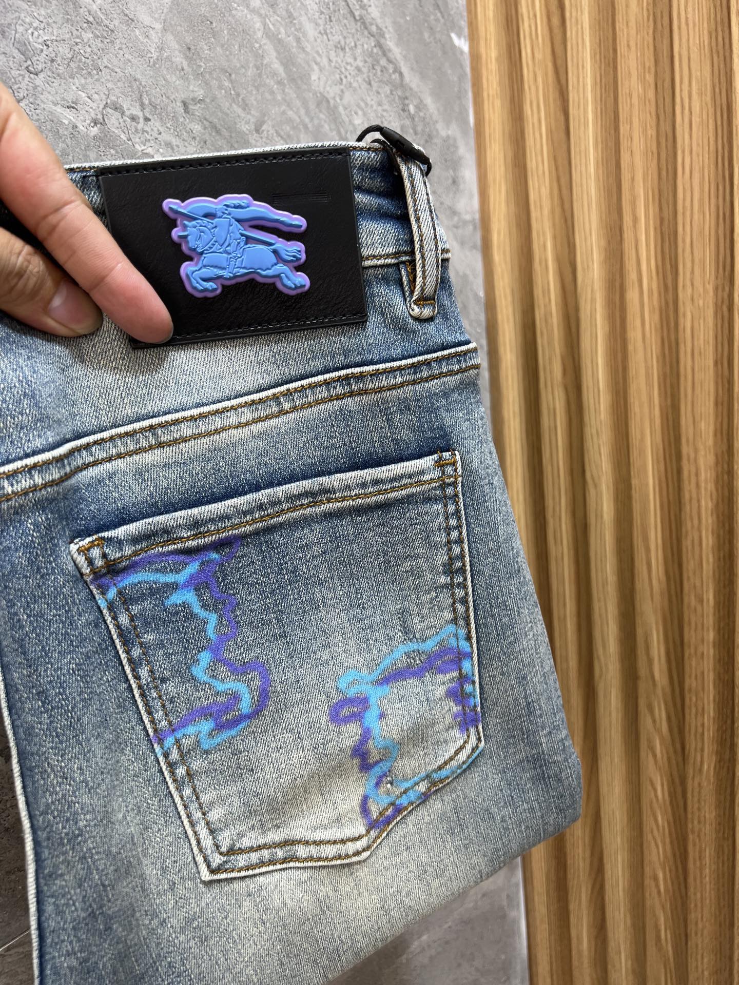 NO:518723,Burberry/Burberry 2025 autumn and winter new products, complete three standards, jeans, good products, don't need to introduce too much, look at the details, counter number 29-38, 175/140, upper body 32,,burberry,burberry,jeans,alexander wang19860909Burberry/巴宝莉 2025秋冬新品 三标齐全 牛仔裤 好货不用过多介绍 看细节 专柜码数29-38 175/140上身32码,,burberry,burberry,jeans,alexander wang,Men's clothing